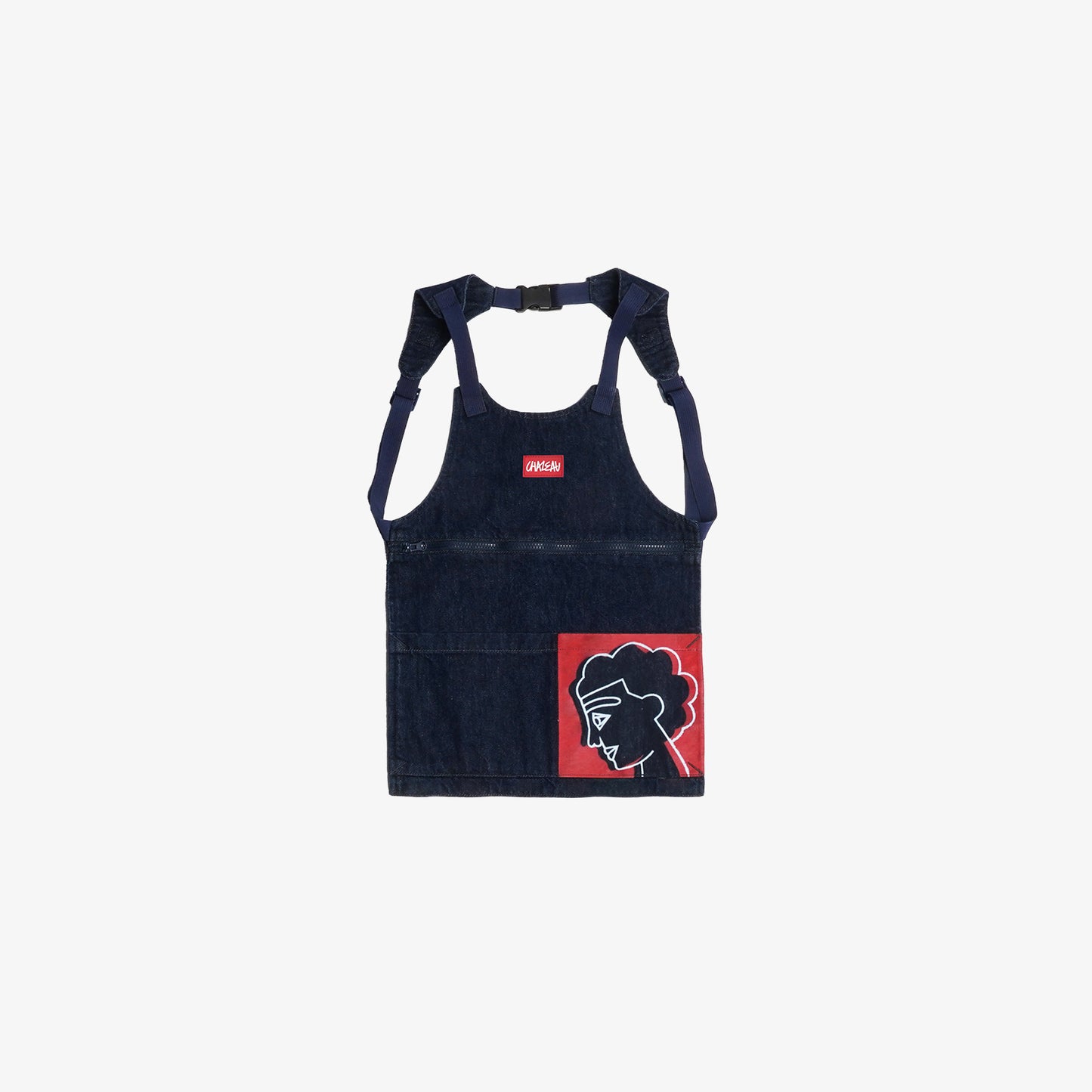 Pièce hybride entre le sac et l’utilitaire, cet accessoire s’inspire du tablier professionnel pour allier fonctionnalité et design. Équipé de trois poches, il mise sur un équilibre entre praticité et esthétique. Une sérigraphie est placée sur la poche droite au porté, reprenant les aplats rouges et lignes blanches de la fresque Avec Vous. Confectionné en denim deep indigo rinse 100% coton, avec surpiqûres ton sur ton, bouton embossé et gomme personnalisée.