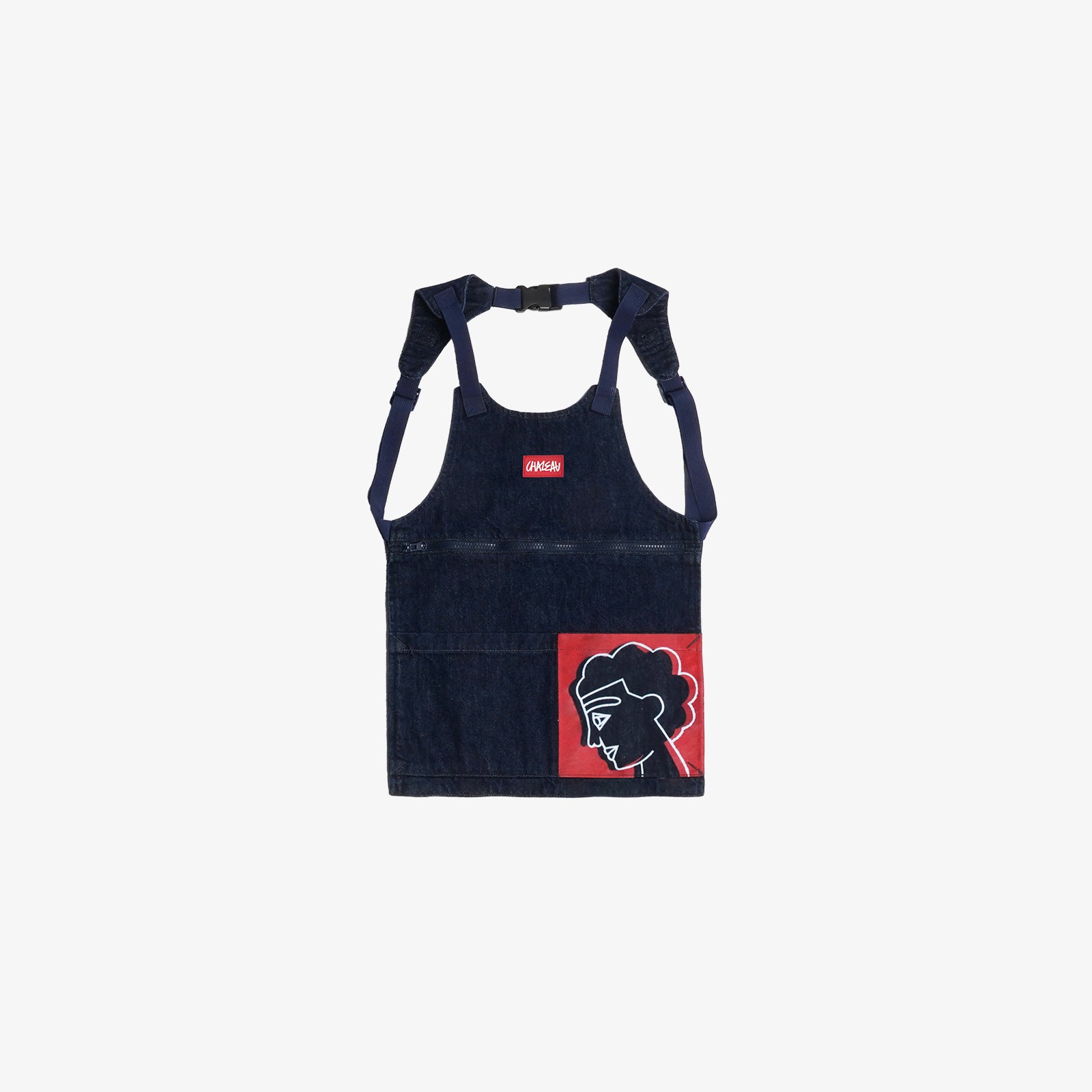 Pièce hybride entre le sac et l’utilitaire, cet accessoire s’inspire du tablier professionnel pour allier fonctionnalité et design. Équipé de trois poches, il mise sur un équilibre entre praticité et esthétique. Une sérigraphie est placée sur la poche droite au porté, reprenant les aplats rouges et lignes blanches de la fresque Avec Vous. Confectionné en denim deep indigo rinse 100% coton, avec surpiqûres ton sur ton, bouton embossé et gomme personnalisée.
