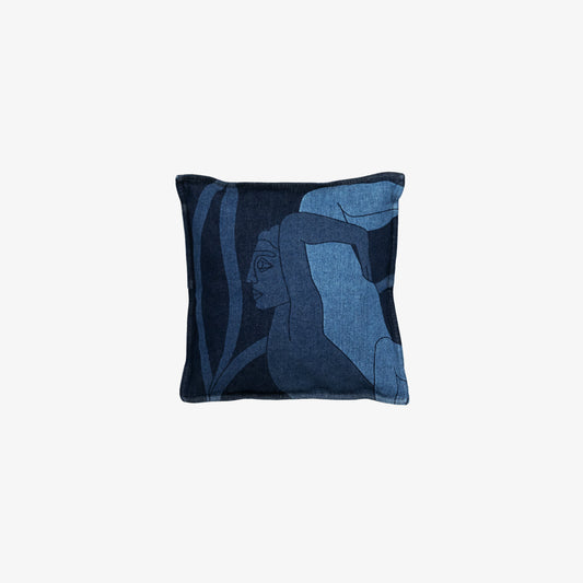 Coussin carré avec dessin imprimé au laser sur le devant.
Denim deep indigo rinse, 100% coton. Surpiqûres gros fil ton sur ton. objet design decoration d'interieur