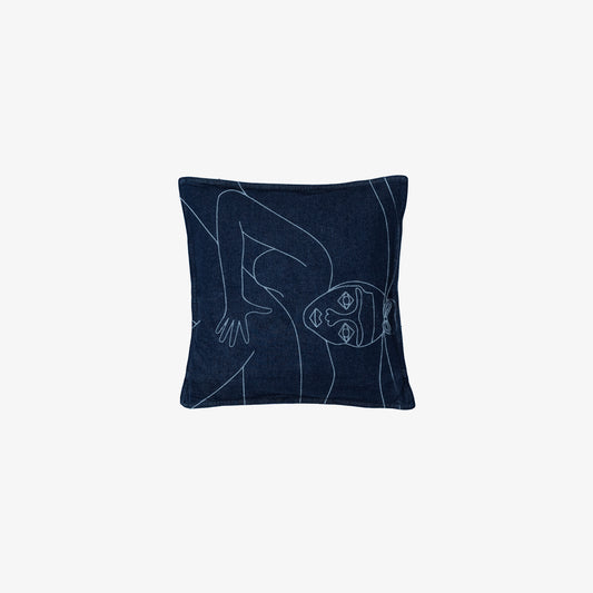 Coussin carré avec dessin imprimé au laser sur le devant.
Denim deep indigo rinse, 100% coton. Surpiqûres gros fil ton sur ton. objet design decoration d'interieur