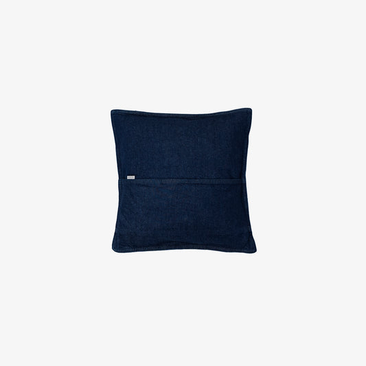 Coussin carré avec dessin imprimé au laser sur le devant.
Denim deep indigo rinse, 100% coton. Surpiqûres gros fil ton sur ton. objet design decoration d'interieur.