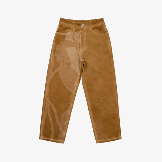 Pantalon confort imprimé au laser sur jambe droite et la poche plaquée dos, droite au porté. Twill 100% coton teinté (garment dye) effet usé. Surpiqûres gros fil ton sur ton.
Bouton et jacron cuir embossés, personnalisés.