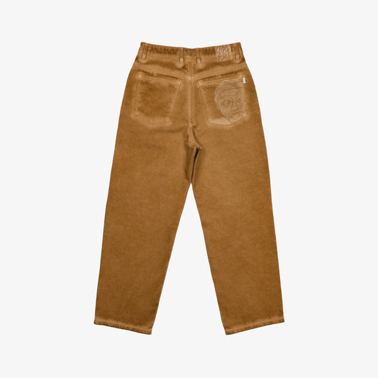 Pantalon confort imprimé au laser sur jambe droite et la poche plaquée dos, droite au porté. Twill 100% coton teinté (garment dye) effet usé. Surpiqûres gros fil ton sur ton.
Bouton et jacron cuir embossés, personnalisés.