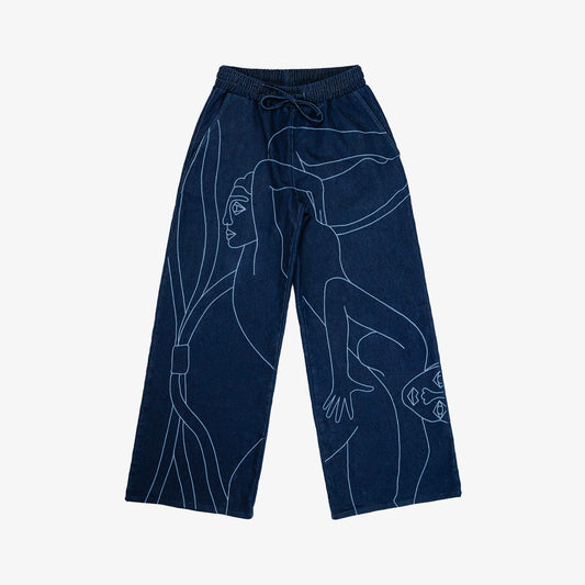 Palazzo confort (jambe large) avec dessin au laser serti sur le devant et la poche plaquée dos, droite au porté. Taille élastiquée. Maille indigo 83%coton-15%plolyester-2%elastane. Surpiqûres gros fil ton sur ton.