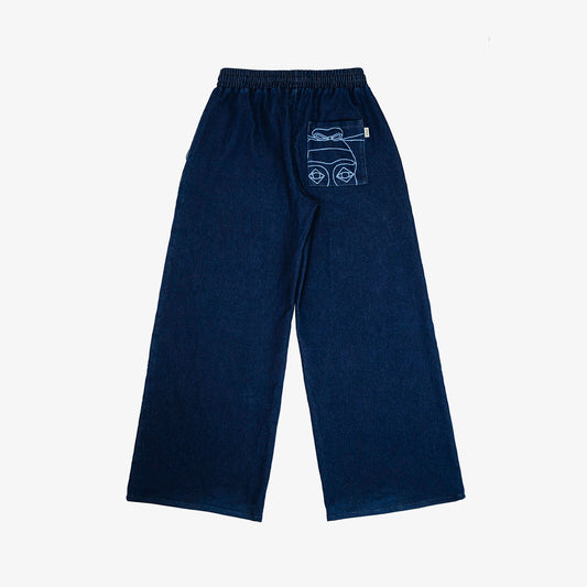 Palazzo confort (jambe large) avec dessin au laser serti sur le devant et la poche plaquée dos, droite au porté. Taille élastiquée. Maille indigo 83%coton-15%plolyester-2%elastane. Surpiqûres gros fil ton sur ton.
