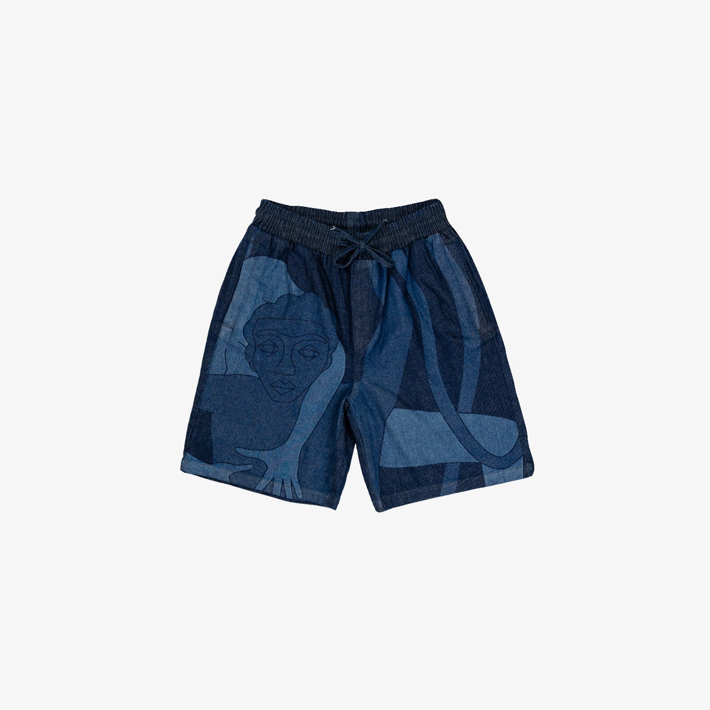 Short large avec dessin au laser en plein sur le devant et la poche plaquée dos, droite au porté. Taille élastiquée. Denim deep indigo rinse, 100% coton. Surpiqûres gros fil ton sur ton.