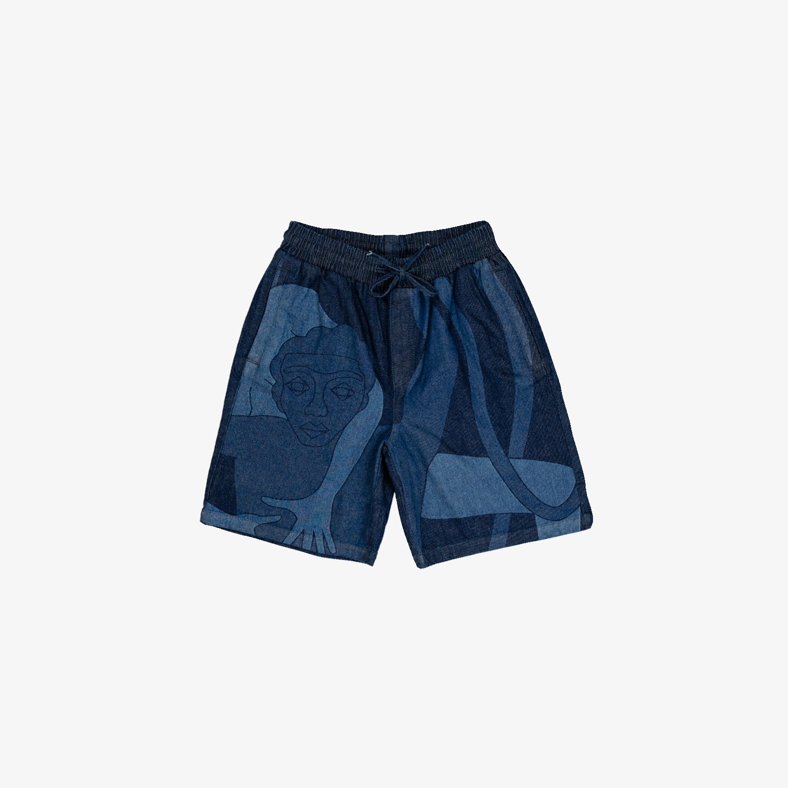 Short large avec dessin au laser en plein sur le devant et la poche plaquée dos, droite au porté. Taille élastiquée. Denim deep indigo rinse, 100% coton. Surpiqûres gros fil ton sur ton.
