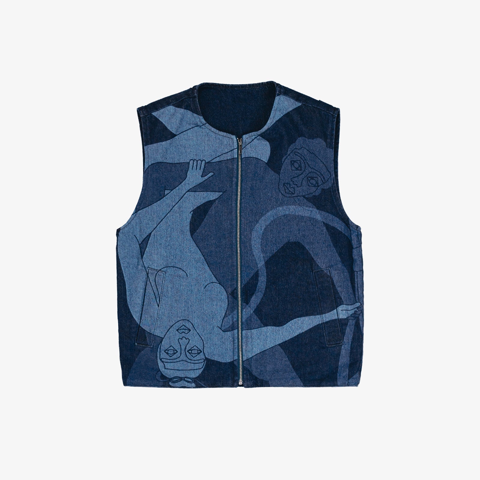 Veste carrée réversible sans manche. Face A, le dessin en plein au laser est placé sur tout le devant, le jacron, quant à lui, est posé en haut, milieu dos. La face B est habillée par le texte "ils étaient une danse" sur le dos du vêtement et sur la poche plaquée devant, côté droit au porté.
Denim deep indigo rinse, 100% coton. Surpiqûres gros fil ton sur ton. Jacron cuir embossés, personnalisés.