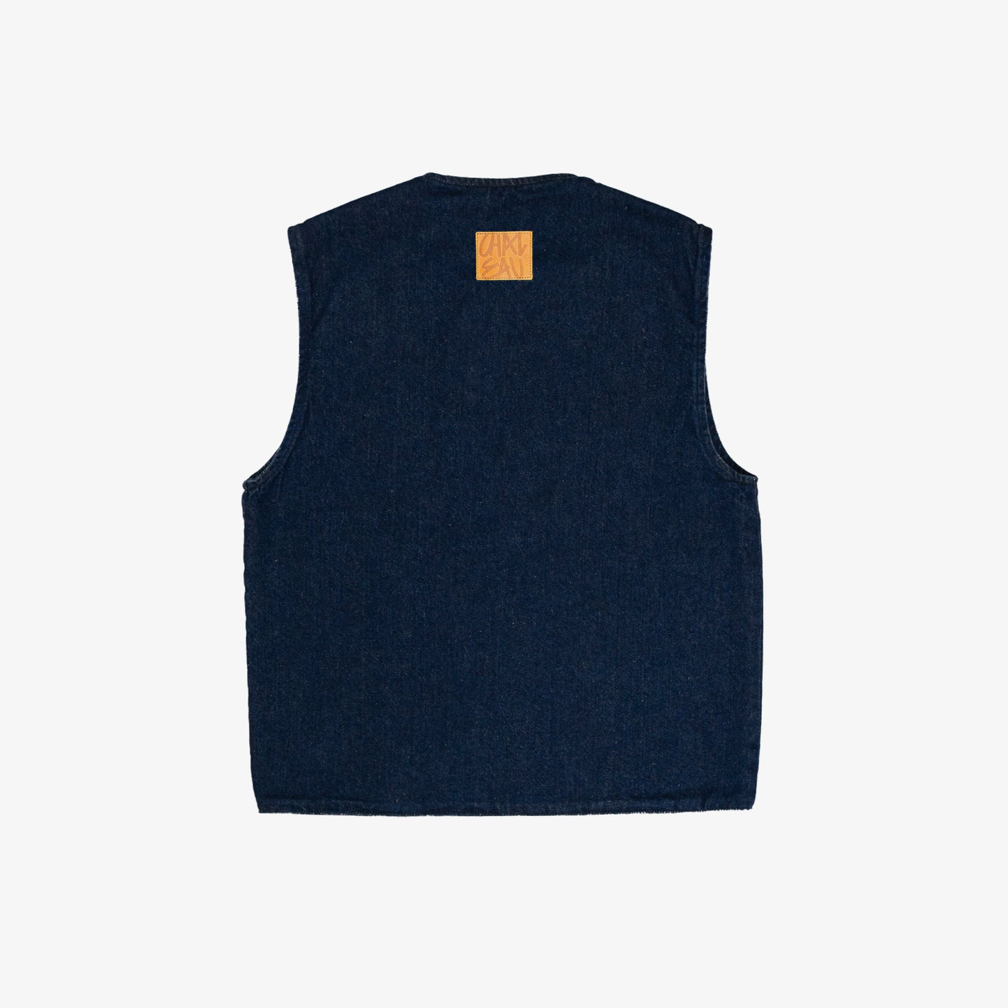 Veste carrée réversible sans manche. Face A, le dessin en plein au laser est placé sur tout le devant, le jacron, quant à lui, est posé en haut, milieu dos. La face B est habillée par le texte "ils étaient une danse" sur le dos du vêtement et sur la poche plaquée devant, côté droit au porté.
Denim deep indigo rinse, 100% coton. Surpiqûres gros fil ton sur ton. Jacron cuir embossés, personnalisés.