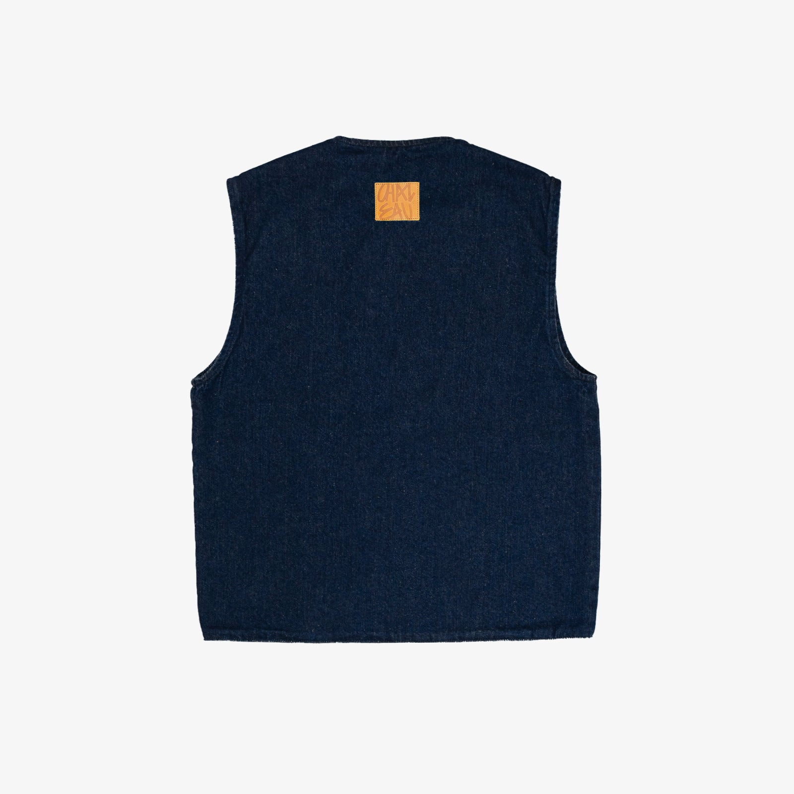 Veste carrée réversible sans manche. Face A, le dessin en plein au laser est placé sur tout le devant, le jacron, quant à lui, est posé en haut, milieu dos. La face B est habillée par le texte "ils étaient une danse" sur le dos du vêtement et sur la poche plaquée devant, côté droit au porté.
Denim deep indigo rinse, 100% coton. Surpiqûres gros fil ton sur ton. Jacron cuir embossés, personnalisés.