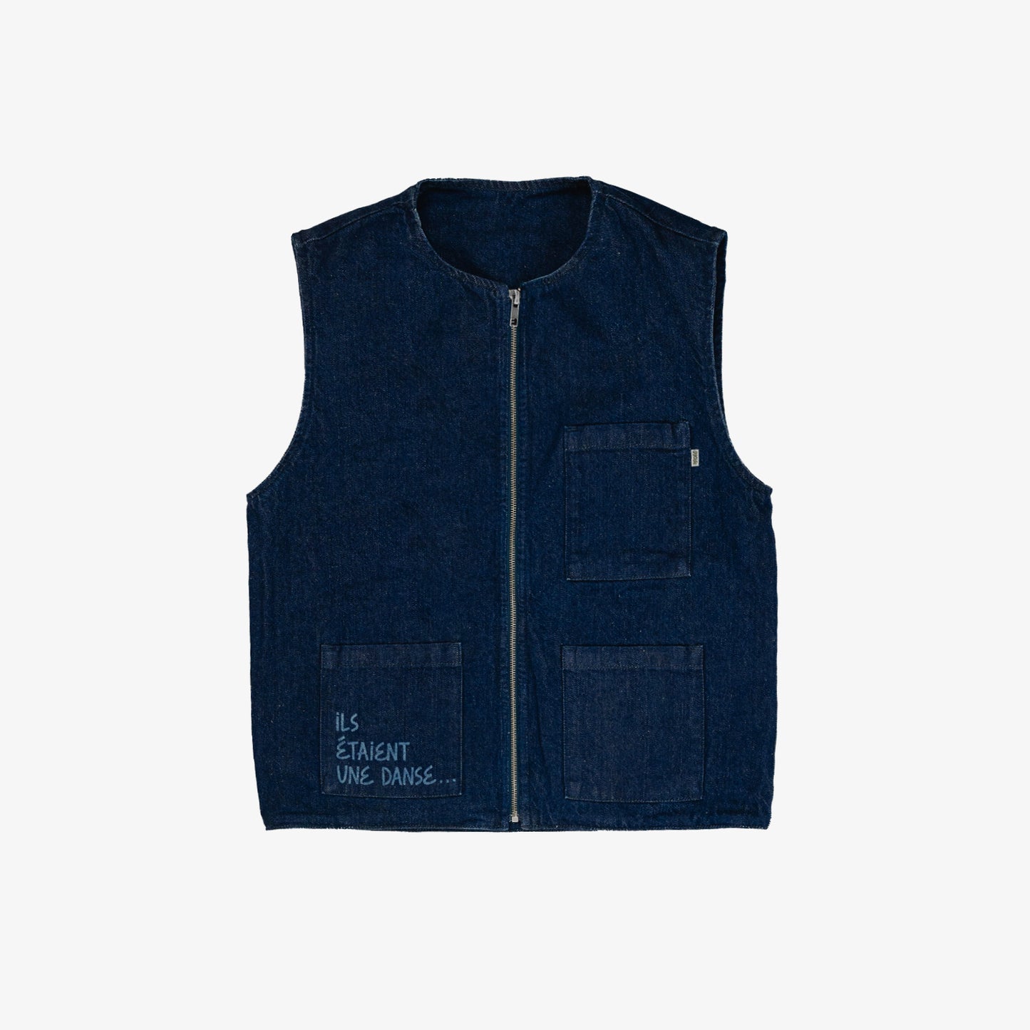 Veste carrée réversible sans manche. Face A, le dessin en plein au laser est placé sur tout le devant, le jacron, quant à lui, est posé en haut, milieu dos. La face B est habillée par le texte "ils étaient une danse" sur le dos du vêtement et sur la poche plaquée devant, côté droit au porté.
Denim deep indigo rinse, 100% coton. Surpiqûres gros fil ton sur ton. Jacron cuir embossés, personnalisés.