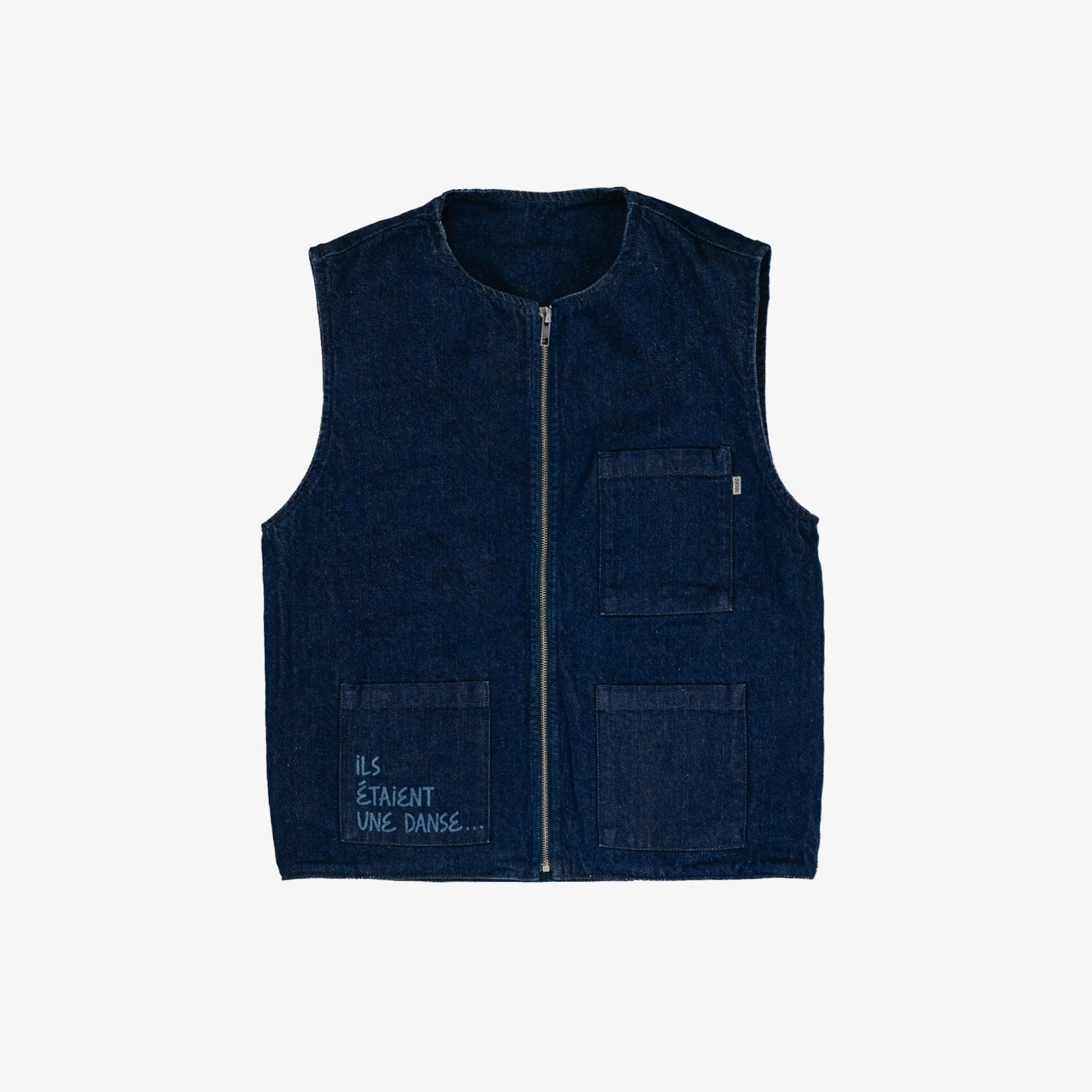 Veste carrée réversible sans manche. Face A, le dessin en plein au laser est placé sur tout le devant, le jacron, quant à lui, est posé en haut, milieu dos. La face B est habillée par le texte "ils étaient une danse" sur le dos du vêtement et sur la poche plaquée devant, côté droit au porté.
Denim deep indigo rinse, 100% coton. Surpiqûres gros fil ton sur ton. Jacron cuir embossés, personnalisés.