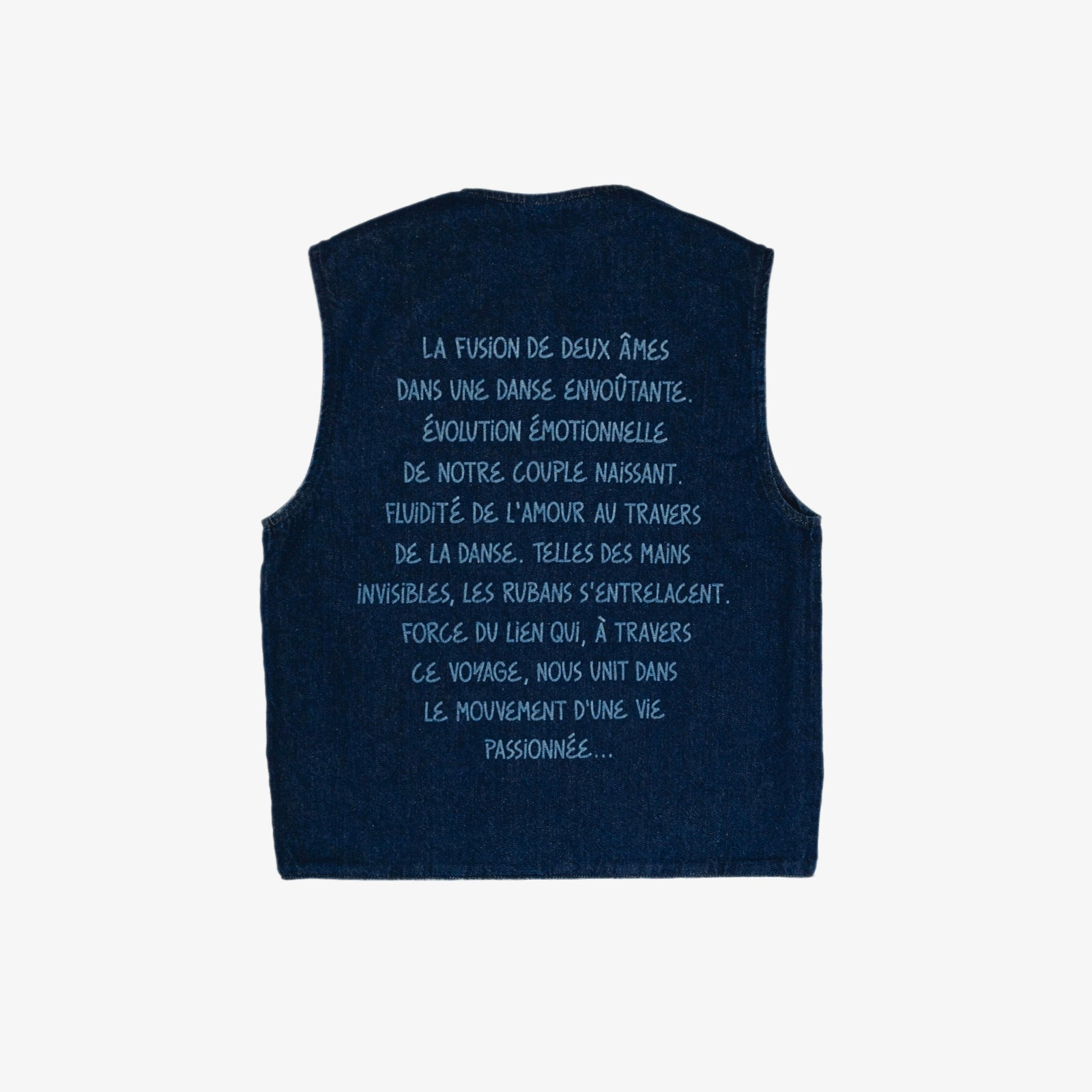 Veste carrée réversible sans manche. Face A, le dessin en plein au laser est placé sur tout le devant, le jacron, quant à lui, est posé en haut, milieu dos. La face B est habillée par le texte "ils étaient une danse" sur le dos du vêtement et sur la poche plaquée devant, côté droit au porté.
Denim deep indigo rinse, 100% coton. Surpiqûres gros fil ton sur ton. Jacron cuir embossés, personnalisés.