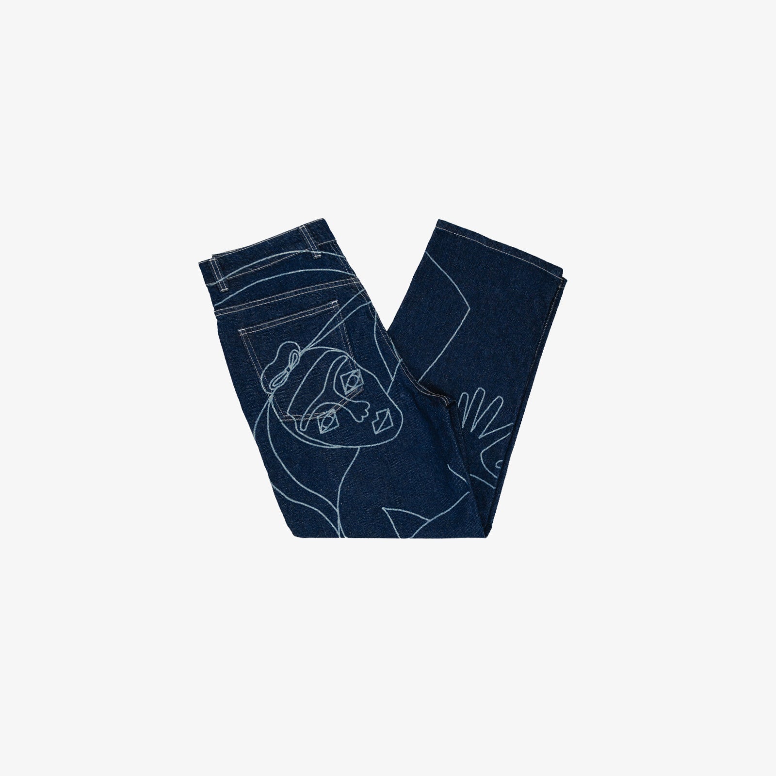 Dessin au trait imprimé au laser placé sur le devant du pantalon.
À poser sur la taille ou descendu sur les hanches pour accentuer le style loose du modèle.
Base tissu : denim deep indigo rinse 100% coton. Surpiqûres contrastées blanc optique. Bouton et Jacron cuir embossé personnalisés Chazeau.