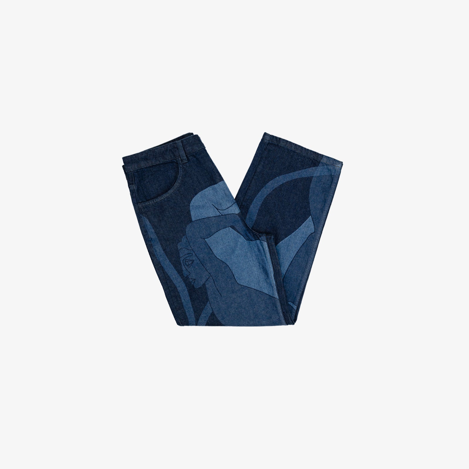 eans confort avec dessin au laser en plein sur le devant et la poche plaquée dos, droite au porté. Denim deep indigo rinse, 100% coton. Surpiqûres gros fil ton sur ton. Bouton et jacron cuir embossés, personnalisés.