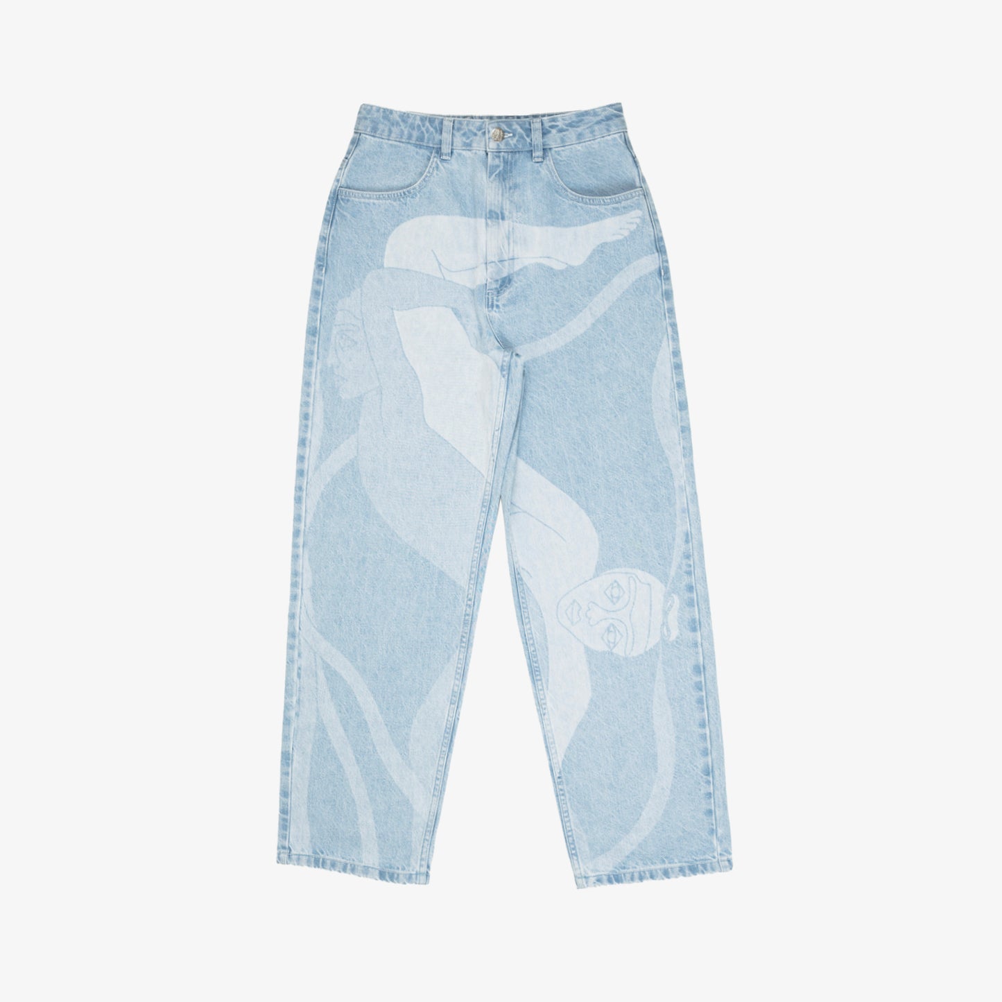 Jeans confort avec dessin au laser en plein sur le devant et la poche plaquée dos, droite au porté. Denim bleached, 100% coton. Surpiqûres gros fil ton sur ton. Bouton et jacron cuir embossés, personnalisés.