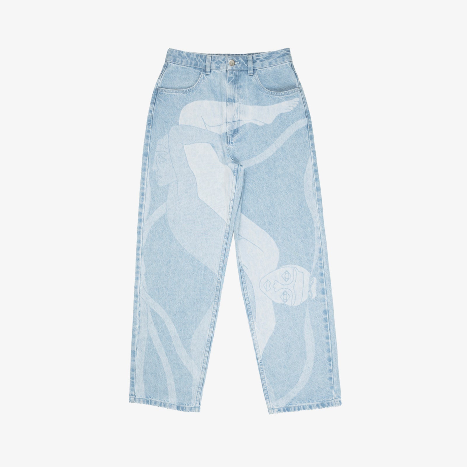 Jeans confort avec dessin au laser en plein sur le devant et la poche plaquée dos, droite au porté. Denim bleached, 100% coton. Surpiqûres gros fil ton sur ton. Bouton et jacron cuir embossés, personnalisés.