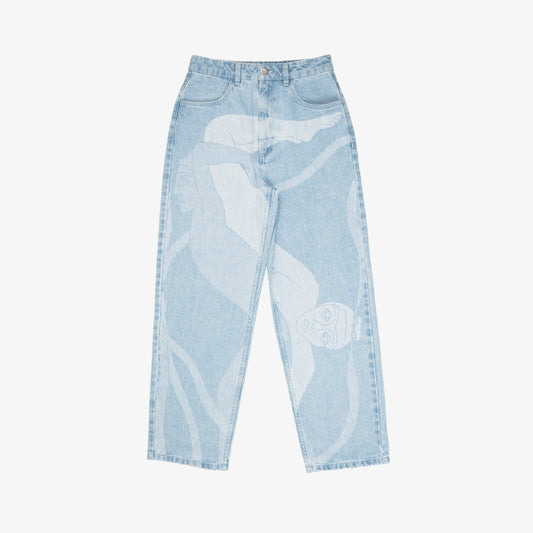 Jeans confort avec dessin au laser en plein sur le devant et la poche plaquée dos, droite au porté. Denim bleached, 100% coton. Surpiqûres gros fil ton sur ton. Bouton et jacron cuir embossés, personnalisés.