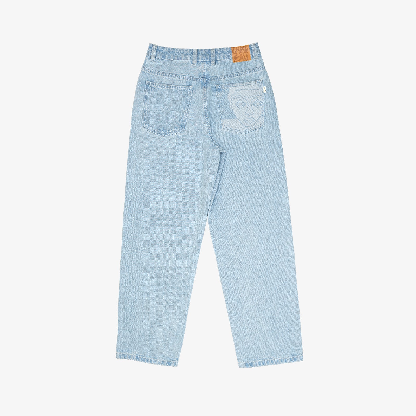 Jeans confort avec dessin au laser en plein sur le devant et la poche plaquée dos, droite au porté. Denim bleached, 100% coton. Surpiqûres gros fil ton sur ton. Bouton et jacron cuir embossés, personnalisés.