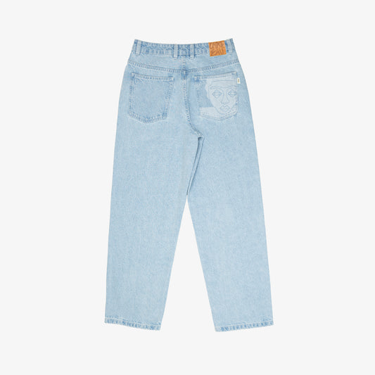 Jeans confort avec dessin au laser en plein sur le devant et la poche plaquée dos, droite au porté. Denim bleached, 100% coton. Surpiqûres gros fil ton sur ton. Bouton et jacron cuir embossés, personnalisés.