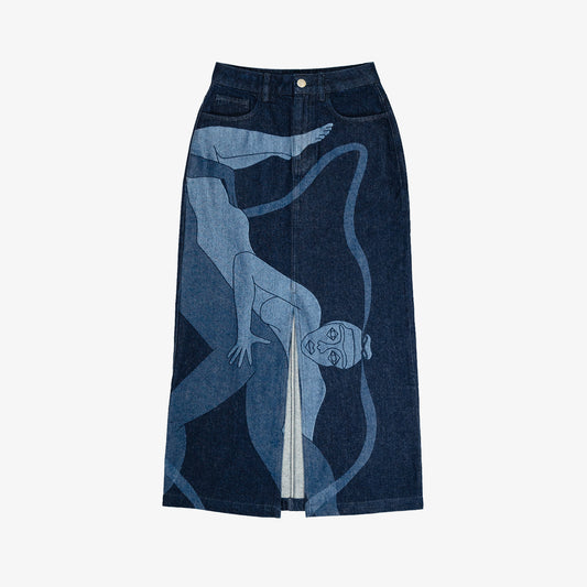 Jupe longue en jeans avec dessin au laser en plein sur le devant et la poche plaquée dos, droite au porté. Denim deep indigo rinse, 100% coton. Surpiqûres gros fil ton sur ton. Bouton et jacron cuir embossés, personnalisés.