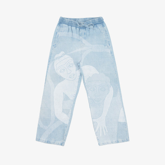 Palazzo confort (jambe large) avec dessin au laser en plein sur le devant et la poche plaquée dos, droite au porté. Taille élastiquée. Denim bleached, 100% coton. Surpiqûres gros fil ton sur ton.