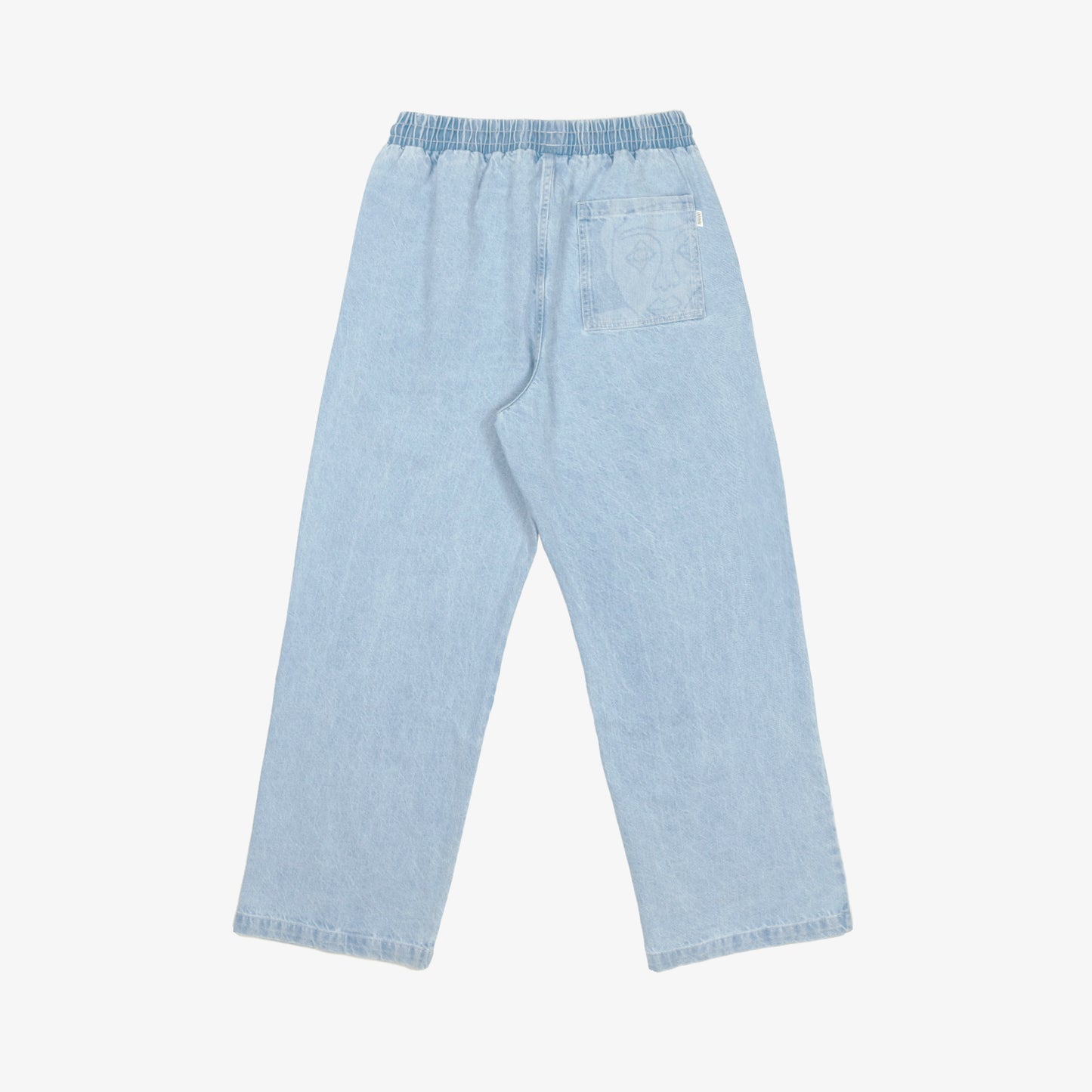 Palazzo confort (jambe large) avec dessin au laser en plein sur le devant et la poche plaquée dos, droite au porté. Taille élastiquée. Denim bleached, 100% coton. Surpiqûres gros fil ton sur ton.