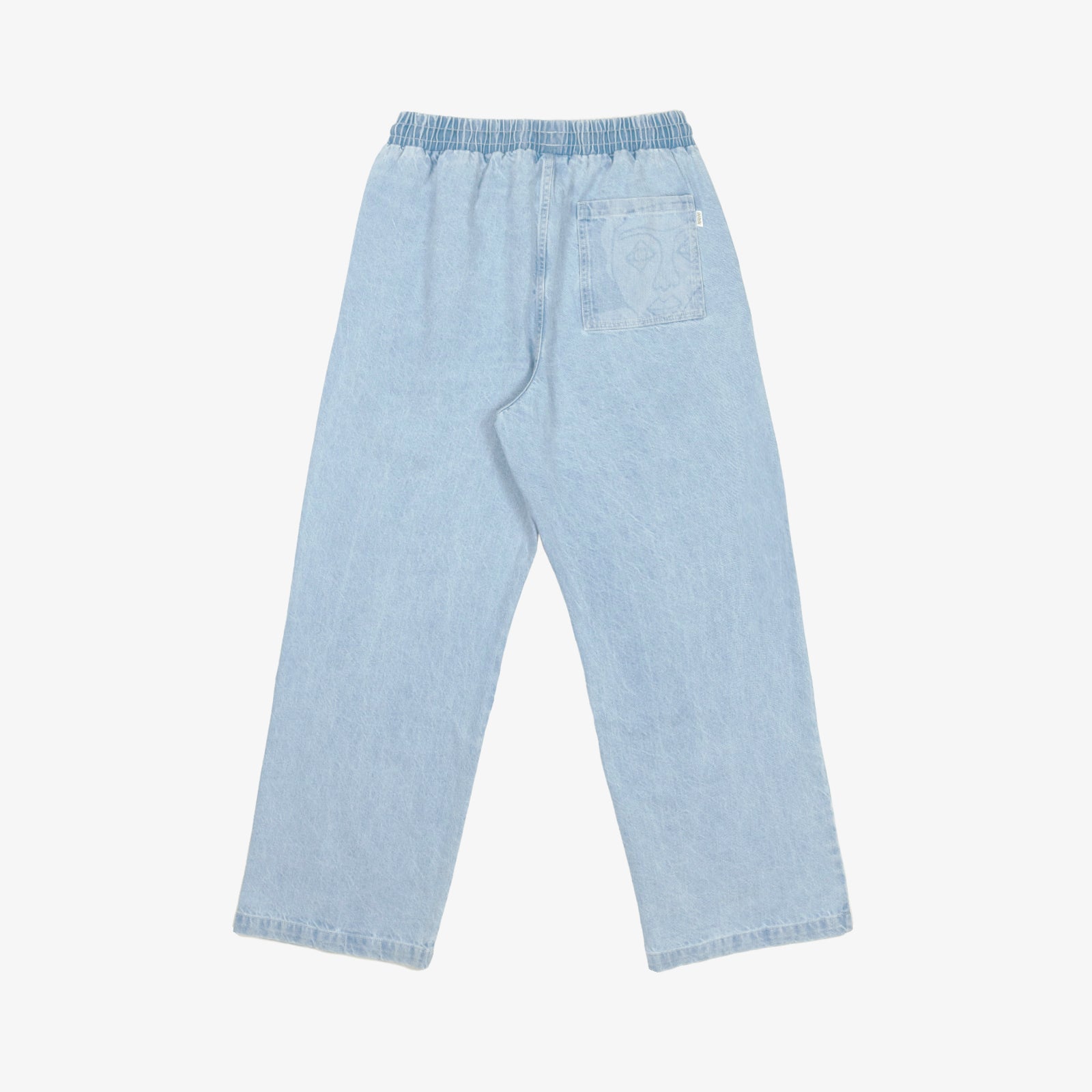 Palazzo confort (jambe large) avec dessin au laser en plein sur le devant et la poche plaquée dos, droite au porté. Taille élastiquée. Denim bleached, 100% coton. Surpiqûres gros fil ton sur ton.