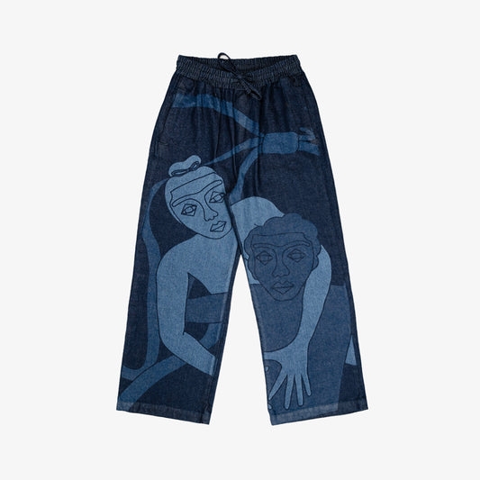 Palazzo confort (jambe large) avec dessin au laser en plein sur le devant et la poche plaquée dos, droite au porté. Taille élastiquée. Denim deep indigo rinse, 100% coton. Surpiqûres gros fil ton sur ton.