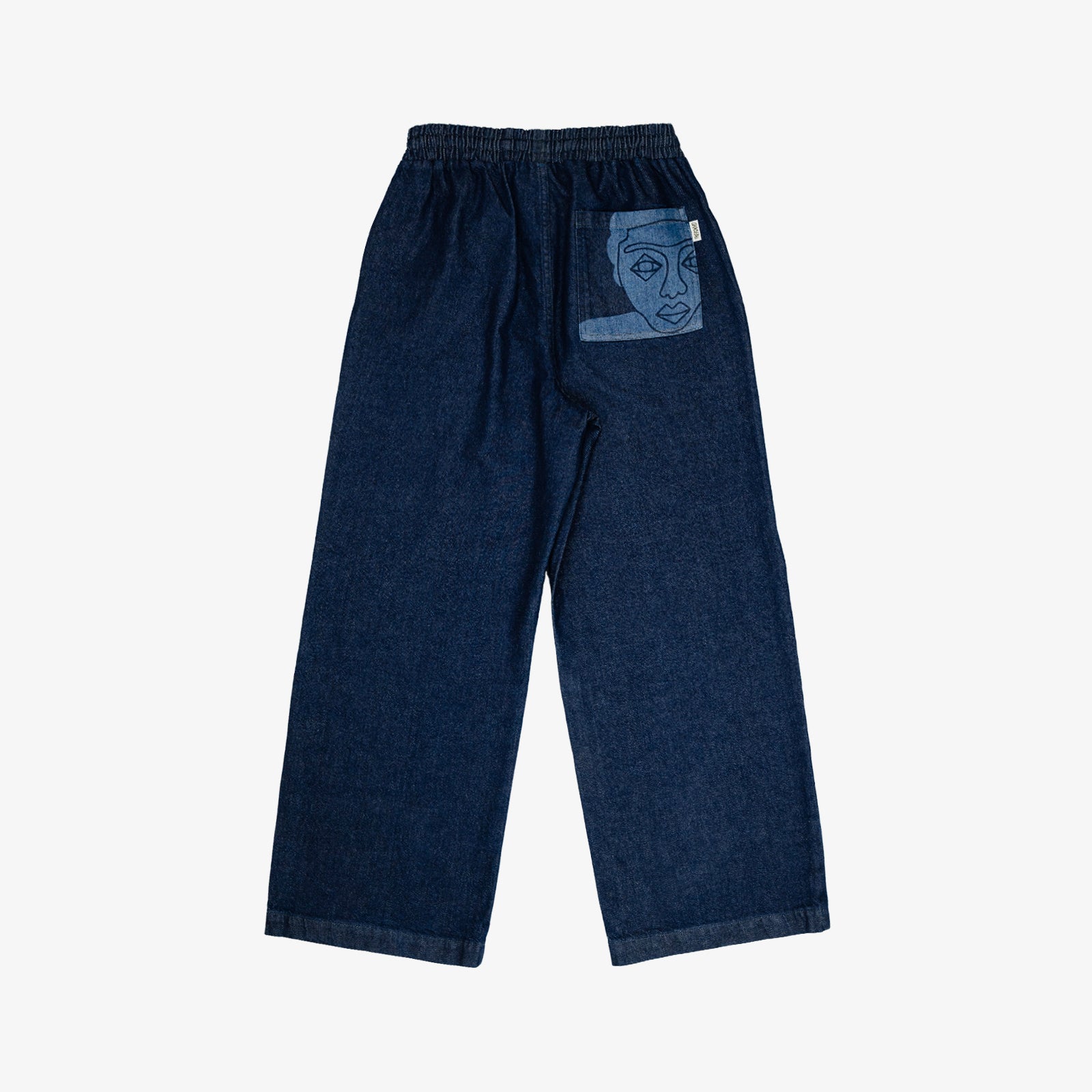 Palazzo confort (jambe large) avec dessin au laser en plein sur le devant et la poche plaquée dos, droite au porté. Taille élastiquée. Denim deep indigo rinse, 100% coton. Surpiqûres gros fil ton sur ton.