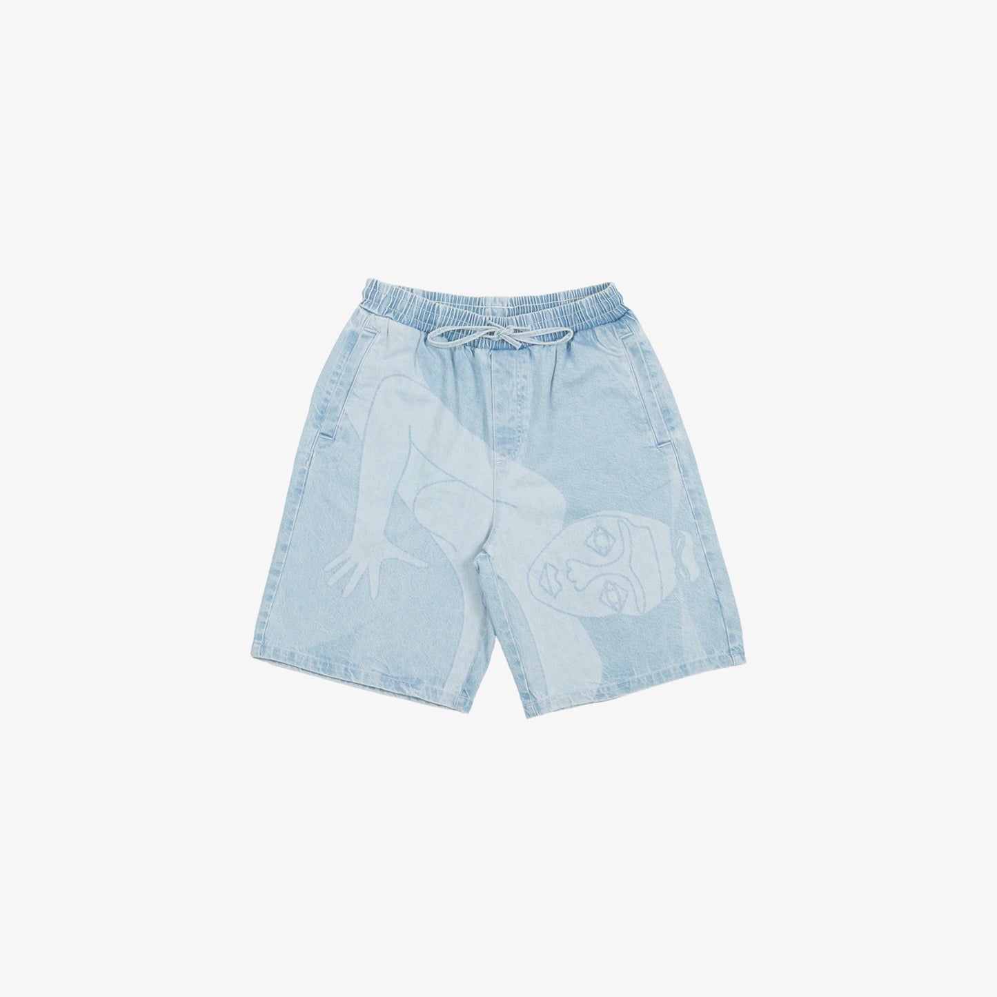 Short large avec dessin au laser en plein sur le devant et la poche plaquée dos, droite au porté. Taille élastiquée. Denim bleached, 100% coton. Surpiqûres gros fil ton sur ton.