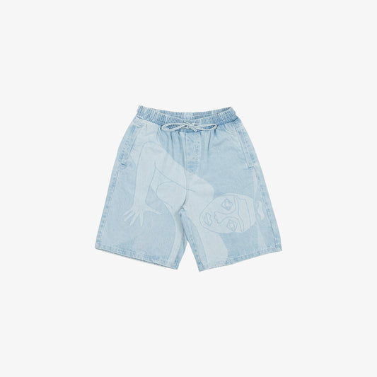 Short large avec dessin au laser en plein sur le devant et la poche plaquée dos, droite au porté. Taille élastiquée. Denim bleached, 100% coton. Surpiqûres gros fil ton sur ton.