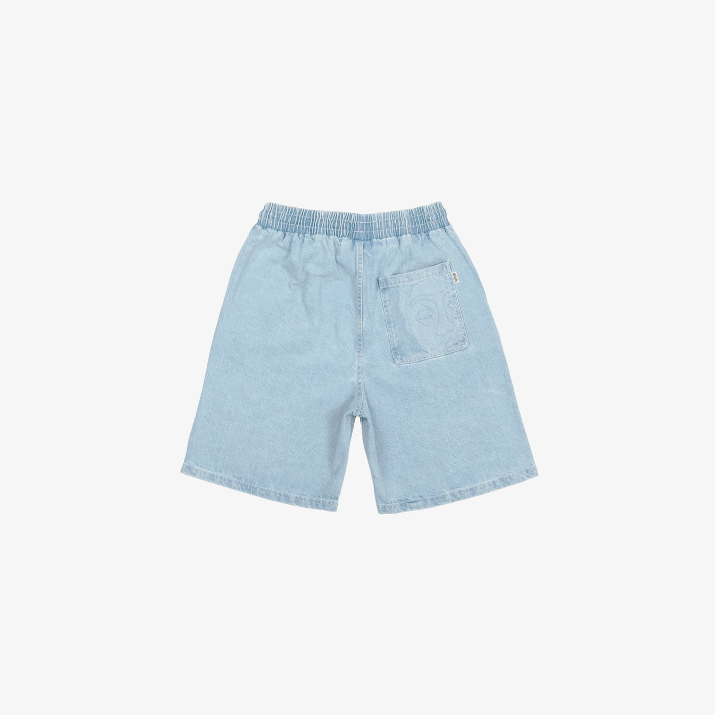 Short large avec dessin au laser en plein sur le devant et la poche plaquée dos, droite au porté. Taille élastiquée. Denim bleached, 100% coton. Surpiqûres gros fil ton sur ton.
