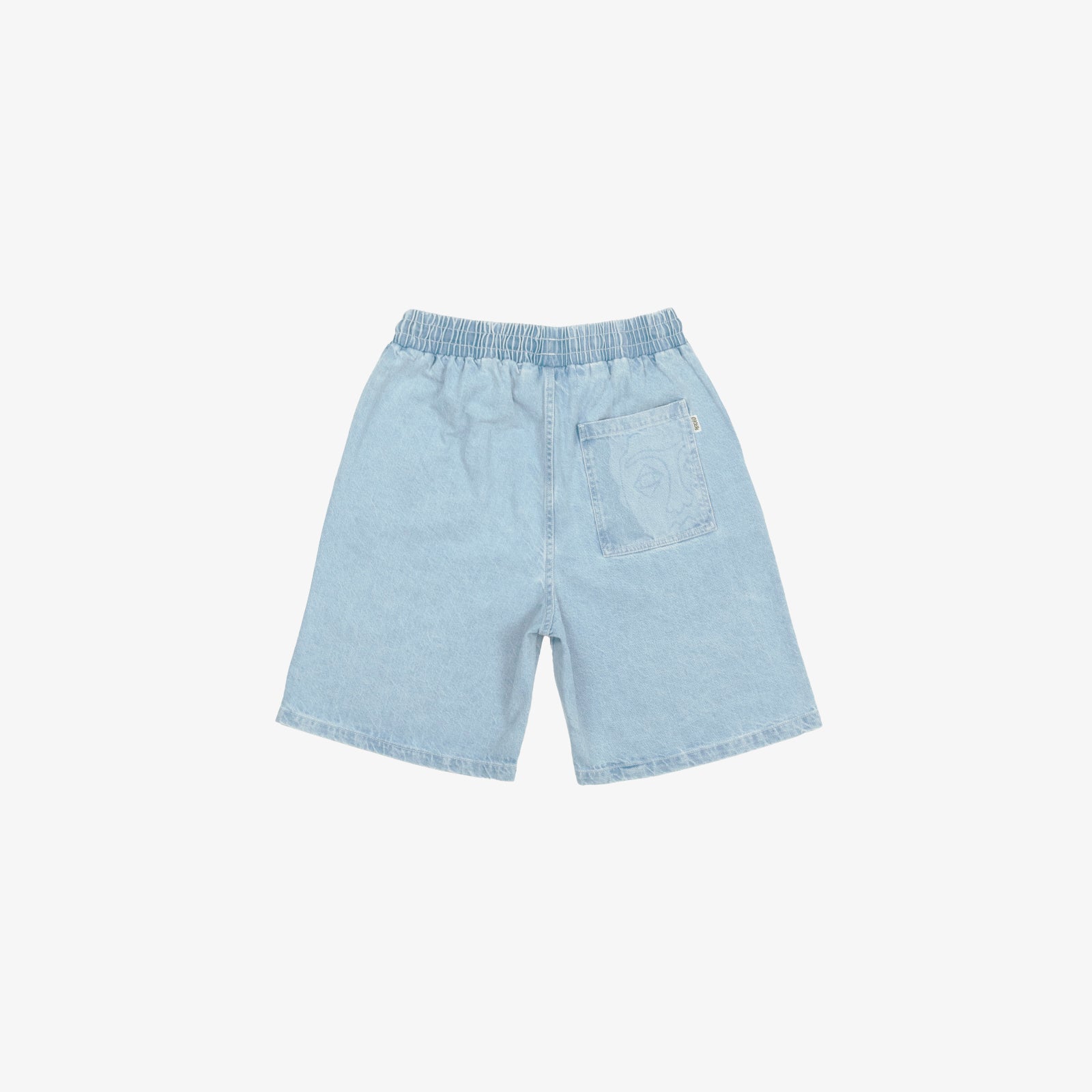 Short large avec dessin au laser en plein sur le devant et la poche plaquée dos, droite au porté. Taille élastiquée. Denim bleached, 100% coton. Surpiqûres gros fil ton sur ton.