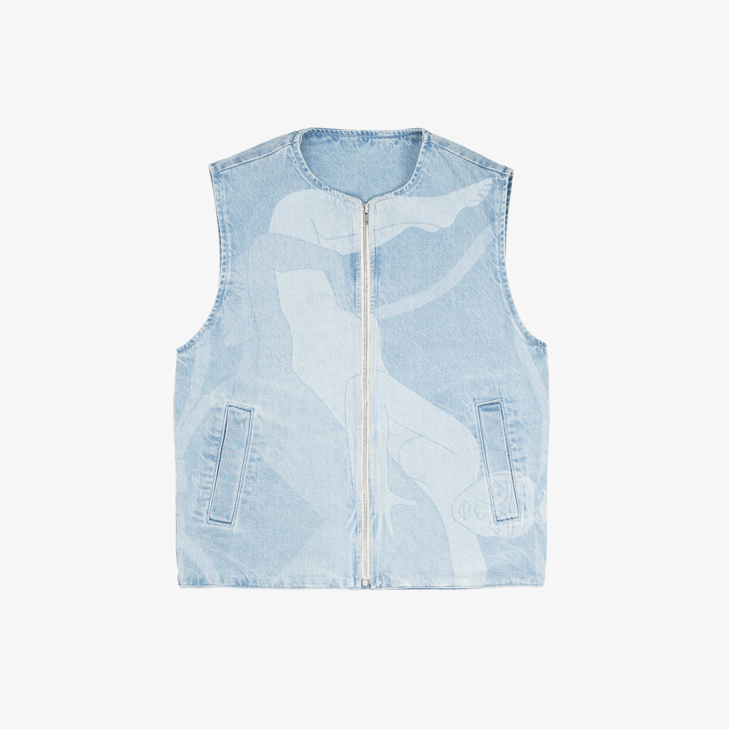 Veste carrée réversible sans manche. Face A, le dessin en plein au laser est placé sur tout le devant, le jacron, quant à lui, est posé en haut, milieu dos. La face B est habillée par un texte "ils étaient une danse" sur le dos du vêtement et sur la poche plaquée devant, côté droit au porté.
Denim bleached, 100% coton. Surpiqûres gros fil ton sur ton. Jacron cuir embossés, personnalisés.
