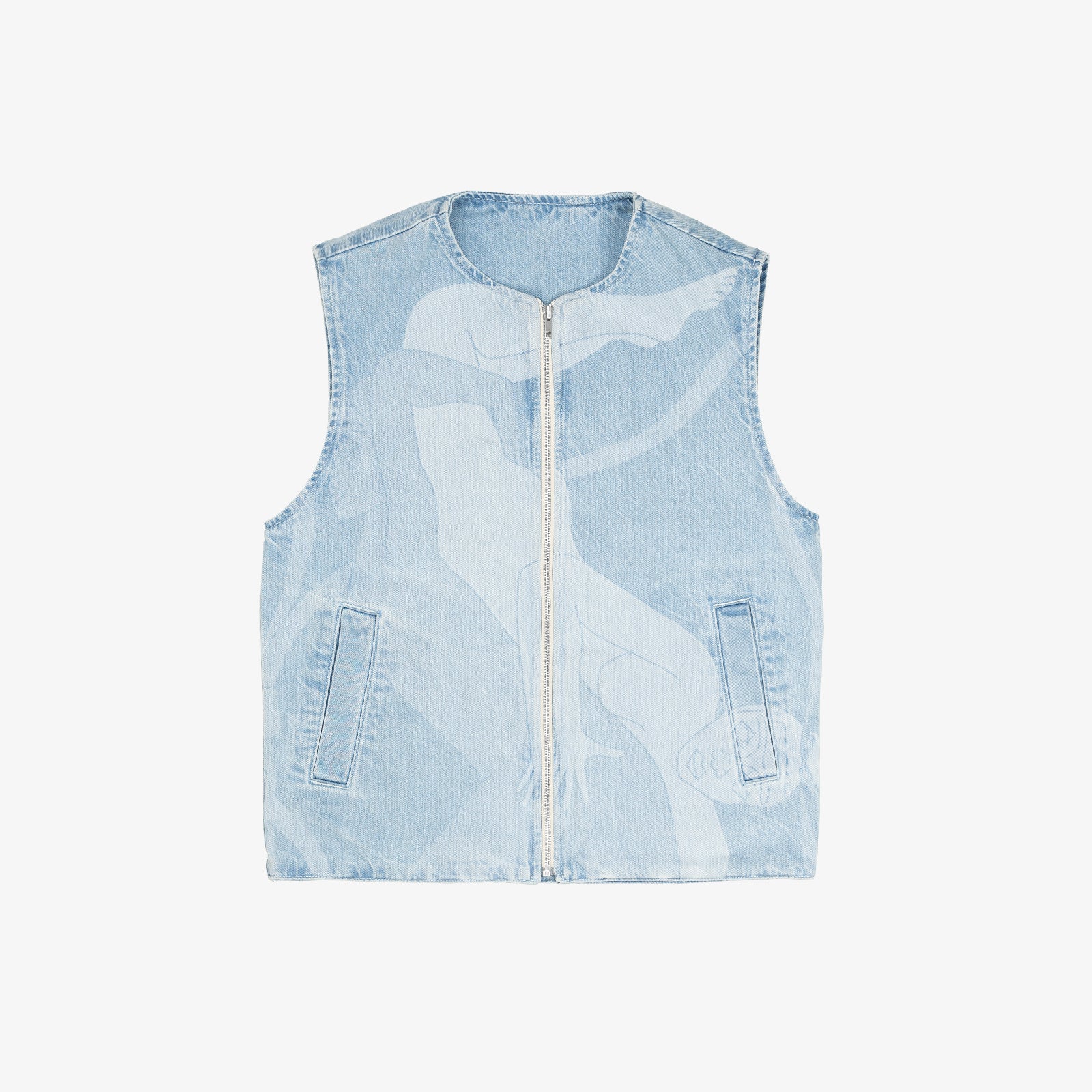 Veste carrée réversible sans manche. Face A, le dessin en plein au laser est placé sur tout le devant, le jacron, quant à lui, est posé en haut, milieu dos. La face B est habillée par un texte "ils étaient une danse" sur le dos du vêtement et sur la poche plaquée devant, côté droit au porté.
Denim bleached, 100% coton. Surpiqûres gros fil ton sur ton. Jacron cuir embossés, personnalisés.