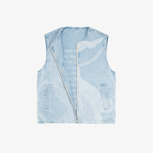 Veste carrée réversible sans manche. Face A, le dessin en plein au laser est placé sur tout le devant, le jacron, quant à lui, est posé en haut, milieu dos. La face B est habillée par un texte "ils étaient une danse" sur le dos du vêtement et sur la poche plaquée devant, côté droit au porté.
Denim bleached, 100% coton. Surpiqûres gros fil ton sur ton. Jacron cuir embossés, personnalisés.