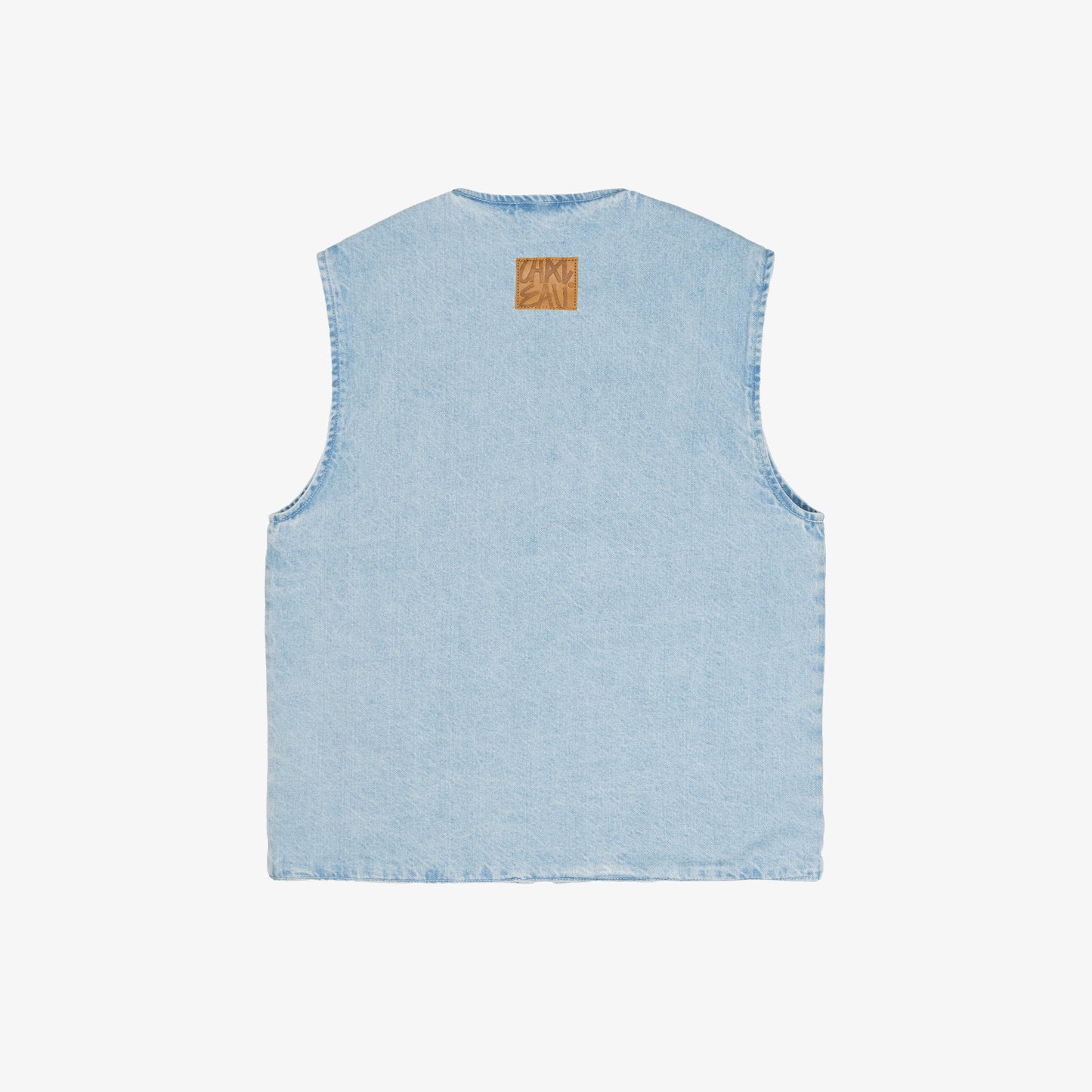 Veste carrée réversible sans manche. Face A, le dessin en plein au laser est placé sur tout le devant, le jacron, quant à lui, est posé en haut, milieu dos. La face B est habillée par un texte "ils étaient une danse" sur le dos du vêtement et sur la poche plaquée devant, côté droit au porté.
Denim bleached, 100% coton. Surpiqûres gros fil ton sur ton. Jacron cuir embossés, personnalisés.