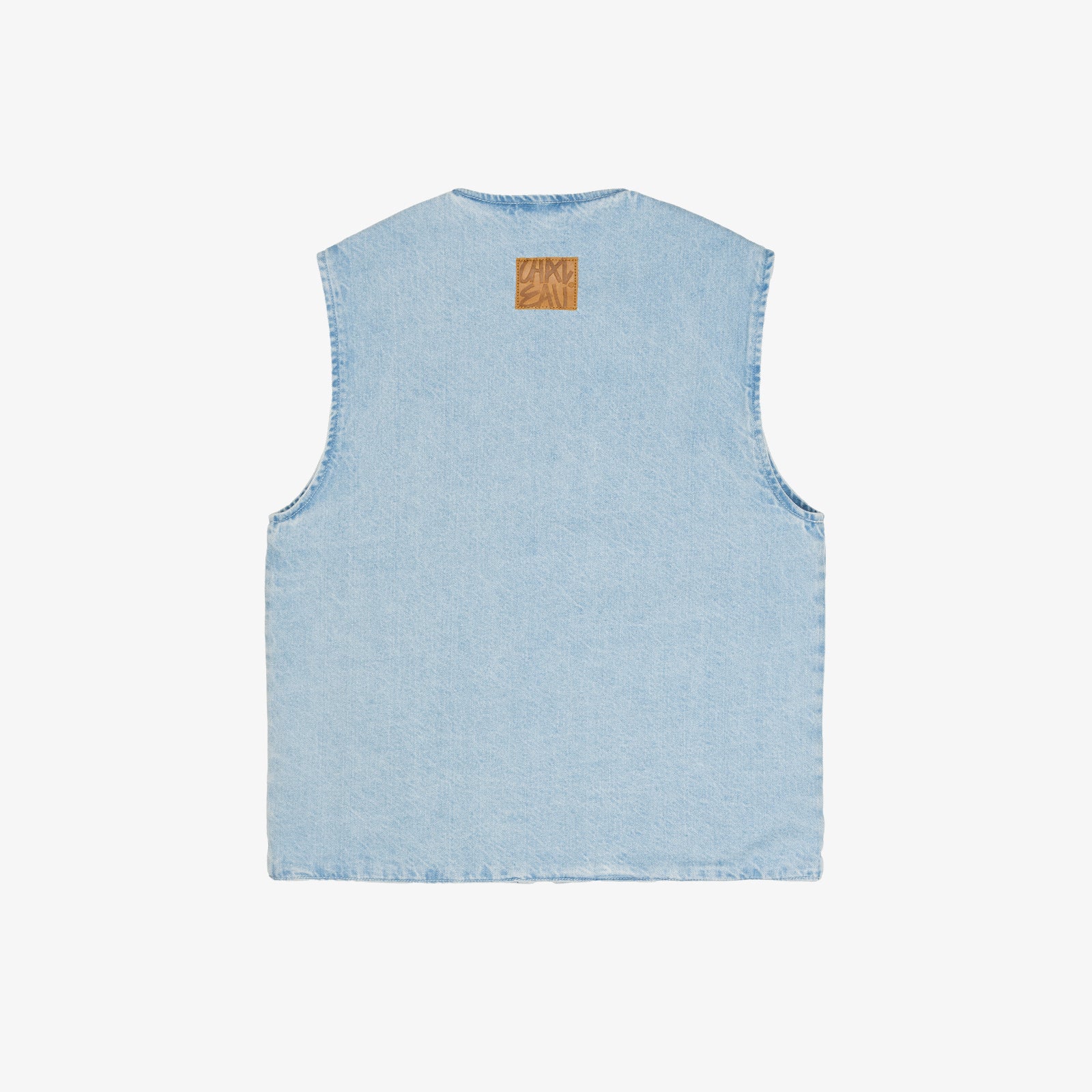 Veste carrée réversible sans manche. Face A, le dessin en plein au laser est placé sur tout le devant, le jacron, quant à lui, est posé en haut, milieu dos. La face B est habillée par un texte "ils étaient une danse" sur le dos du vêtement et sur la poche plaquée devant, côté droit au porté.
Denim bleached, 100% coton. Surpiqûres gros fil ton sur ton. Jacron cuir embossés, personnalisés.