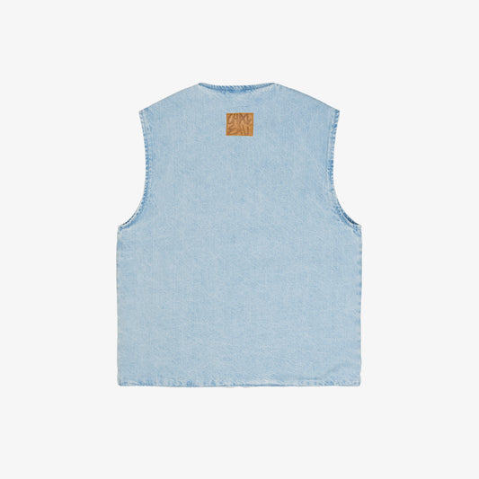 Veste carrée réversible sans manche. Face A, le dessin en plein au laser est placé sur tout le devant, le jacron, quant à lui, est posé en haut, milieu dos. La face B est habillée par un texte "ils étaient une danse" sur le dos du vêtement et sur la poche plaquée devant, côté droit au porté.
Denim bleached, 100% coton. Surpiqûres gros fil ton sur ton. Jacron cuir embossés, personnalisés.