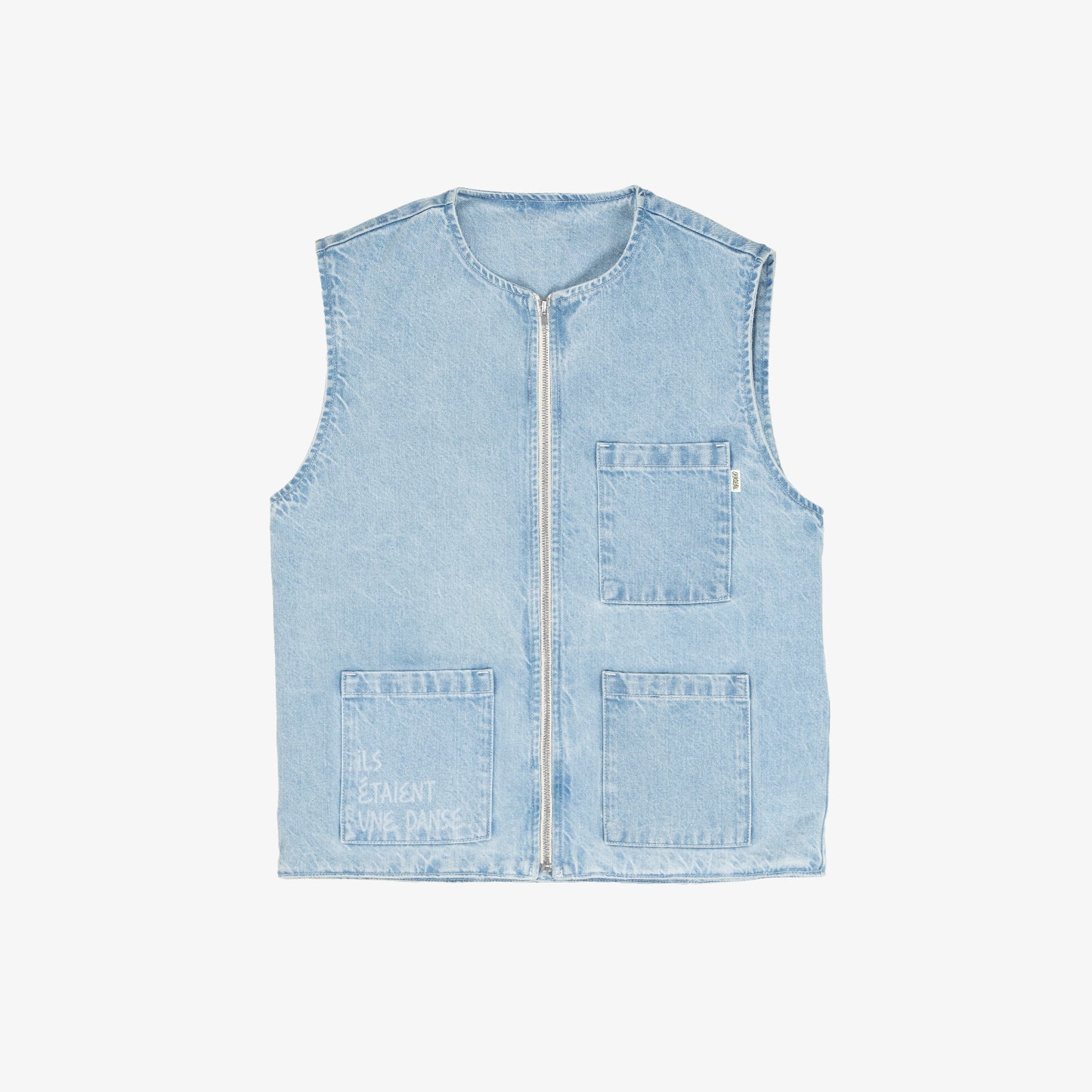 Veste carrée réversible sans manche. Face A, le dessin en plein au laser est placé sur tout le devant, le jacron, quant à lui, est posé en haut, milieu dos. La face B est habillée par un texte "ils étaient une danse" sur le dos du vêtement et sur la poche plaquée devant, côté droit au porté.
Denim bleached, 100% coton. Surpiqûres gros fil ton sur ton. Jacron cuir embossés, personnalisés.