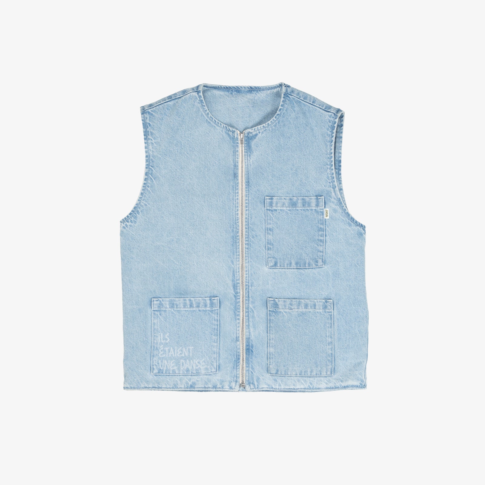 Veste carrée réversible sans manche. Face A, le dessin en plein au laser est placé sur tout le devant, le jacron, quant à lui, est posé en haut, milieu dos. La face B est habillée par un texte "ils étaient une danse" sur le dos du vêtement et sur la poche plaquée devant, côté droit au porté.
Denim bleached, 100% coton. Surpiqûres gros fil ton sur ton. Jacron cuir embossés, personnalisés.