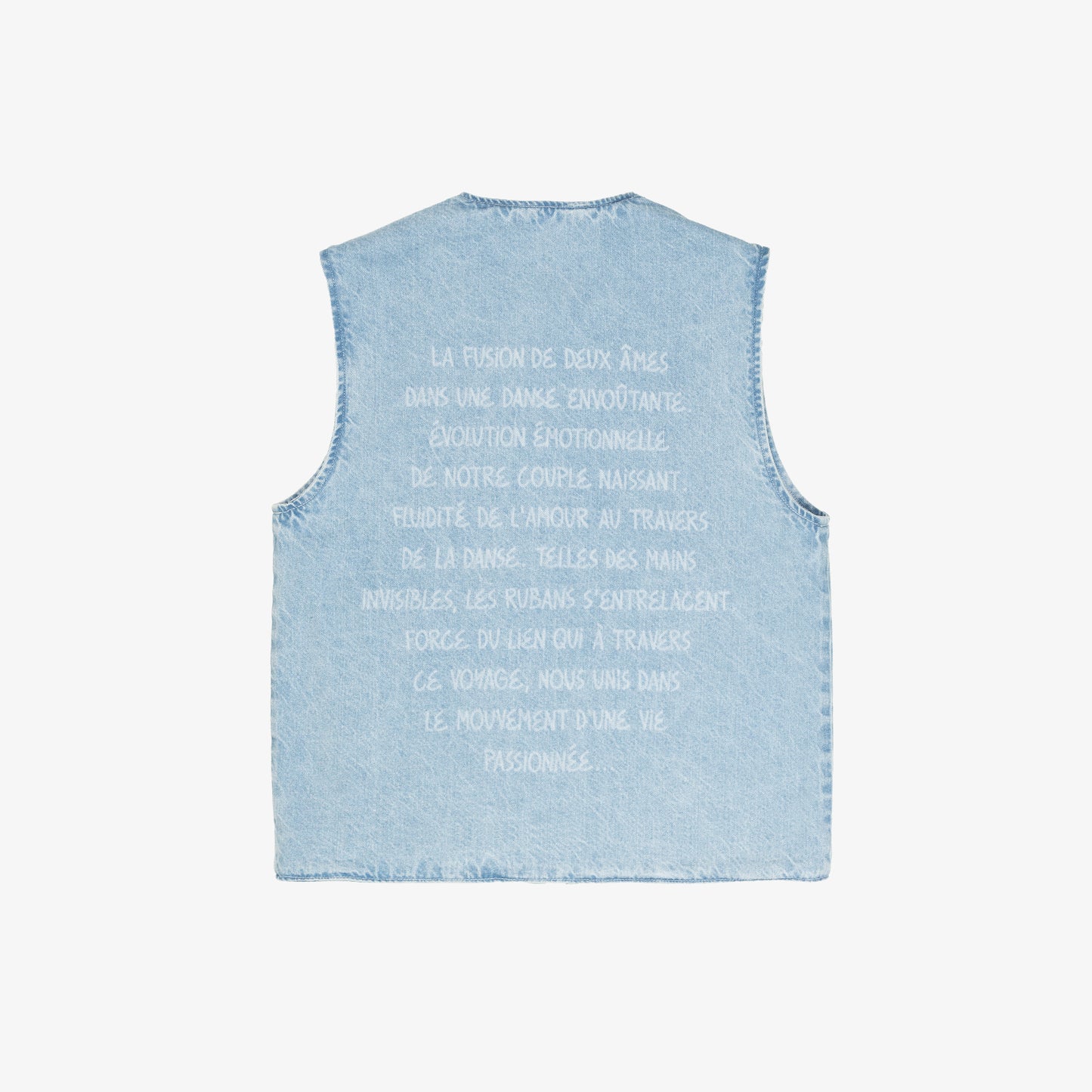 Veste carrée réversible sans manche. Face A, le dessin en plein au laser est placé sur tout le devant, le jacron, quant à lui, est posé en haut, milieu dos. La face B est habillée par un texte "ils étaient une danse" sur le dos du vêtement et sur la poche plaquée devant, côté droit au porté.
Denim bleached, 100% coton. Surpiqûres gros fil ton sur ton. Jacron cuir embossés, personnalisés.