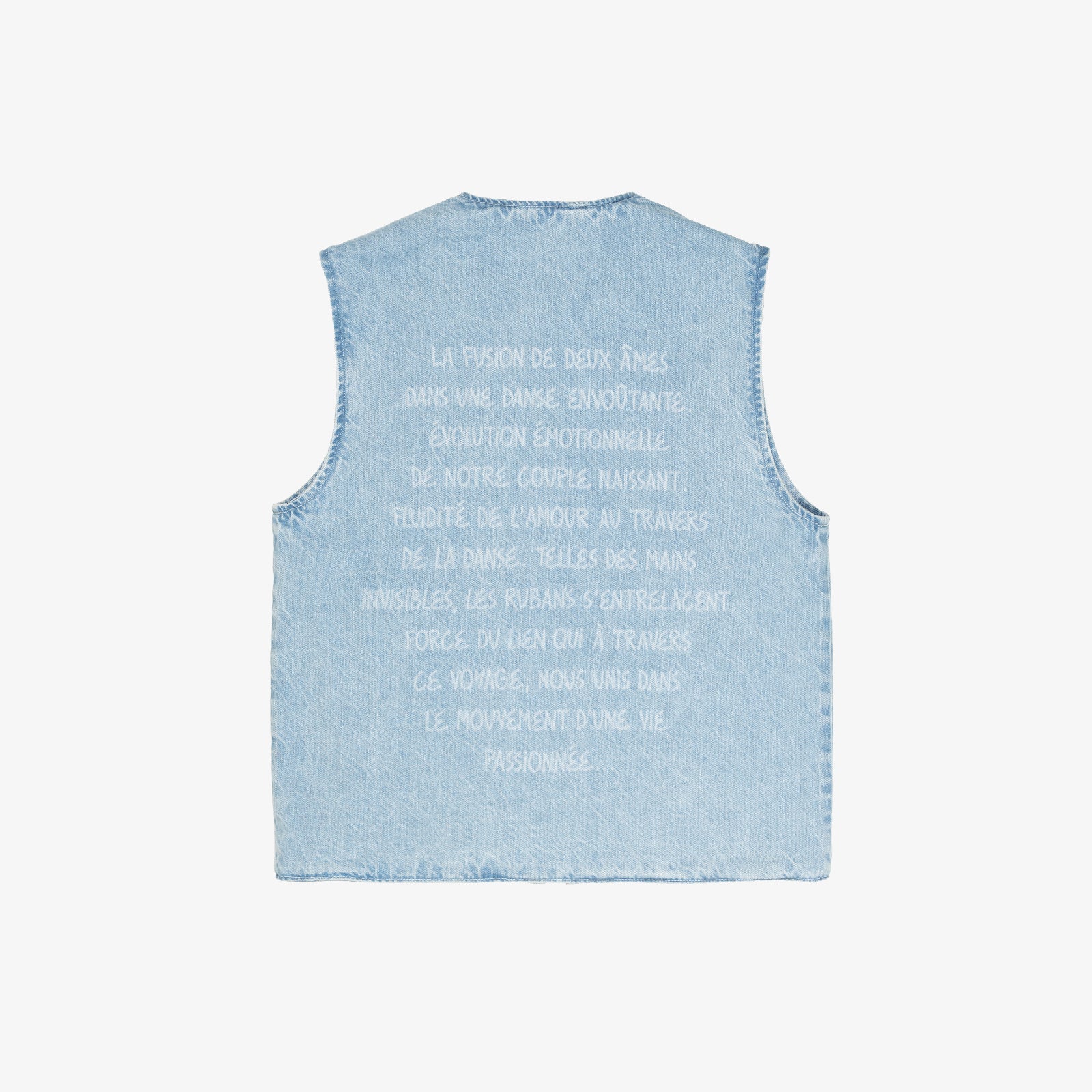 Veste carrée réversible sans manche. Face A, le dessin en plein au laser est placé sur tout le devant, le jacron, quant à lui, est posé en haut, milieu dos. La face B est habillée par un texte "ils étaient une danse" sur le dos du vêtement et sur la poche plaquée devant, côté droit au porté.
Denim bleached, 100% coton. Surpiqûres gros fil ton sur ton. Jacron cuir embossés, personnalisés.