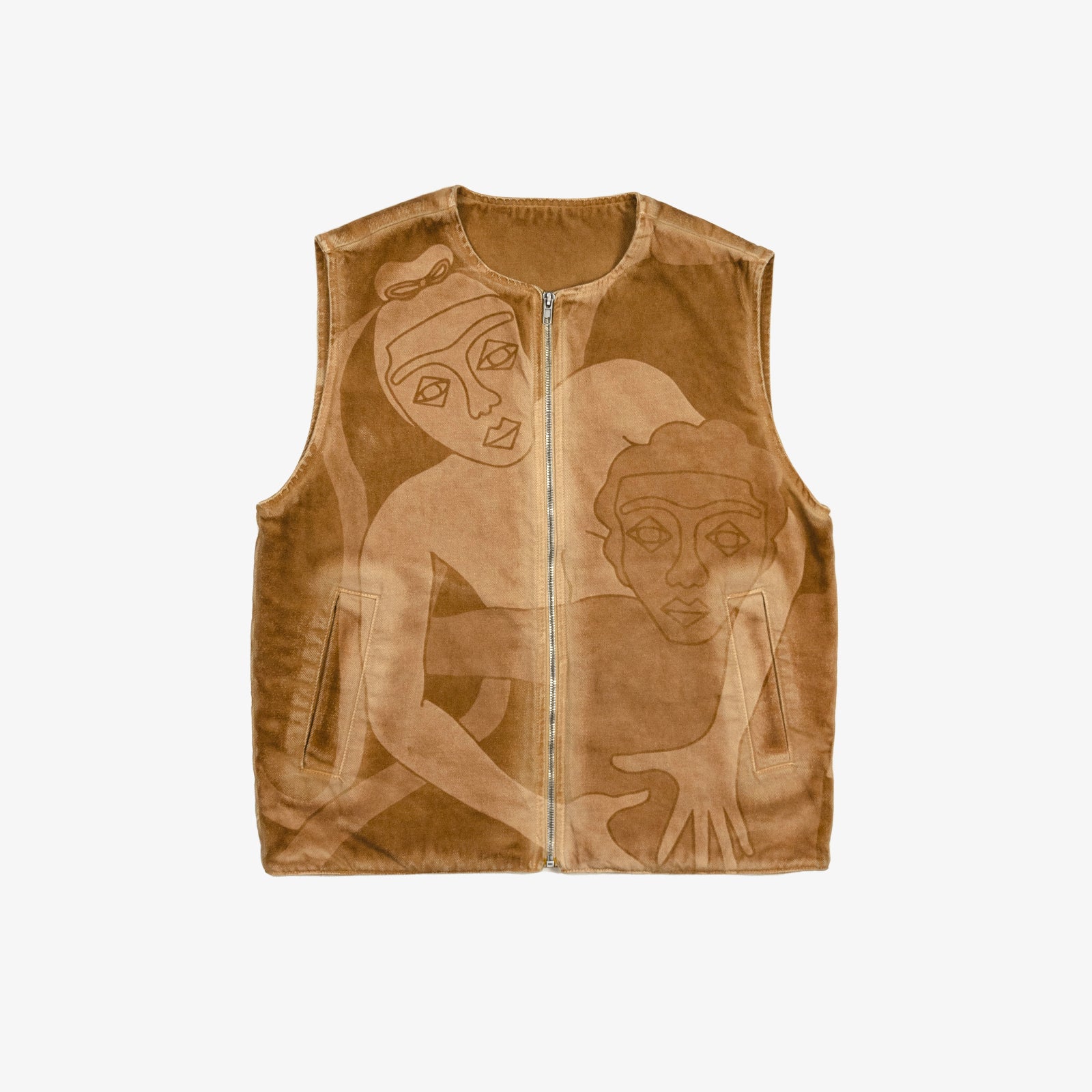 Veste carrée réversible sans manche. Face A, le dessin en plein au laser est placé sur tout le devant, le jacron, quant à lui, est posé en haut, milieu dos. La face B est habillée par le texte "ils étaient une danse" sur le dos du vêtement et sur la poche plaquée devant, côté droit au porté.
Twill 100% coton teinté (Garment dye). Surpiqûres gros fil ton sur ton. Jacron cuir embossés, personnalisés.