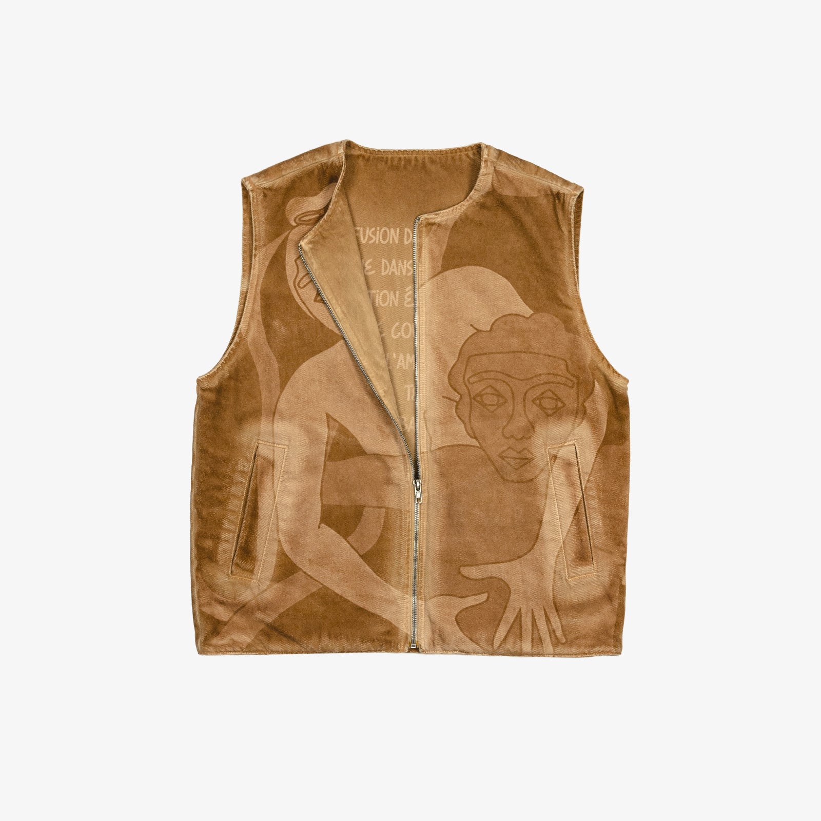 Veste carrée réversible sans manche. Face A, le dessin en plein au laser est placé sur tout le devant, le jacron, quant à lui, est posé en haut, milieu dos. La face B est habillée par le texte "ils étaient une danse" sur le dos du vêtement et sur la poche plaquée devant, côté droit au porté.
Twill 100% coton teinté (Garment dye). Surpiqûres gros fil ton sur ton. Jacron cuir embossés, personnalisés.