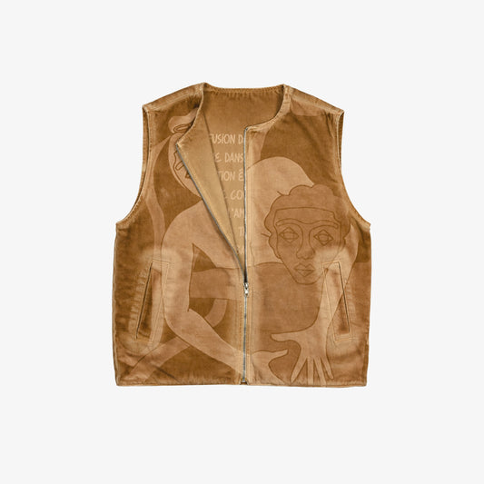 Veste carrée réversible sans manche. Face A, le dessin en plein au laser est placé sur tout le devant, le jacron, quant à lui, est posé en haut, milieu dos. La face B est habillée par le texte "ils étaient une danse" sur le dos du vêtement et sur la poche plaquée devant, côté droit au porté.
Twill 100% coton teinté (Garment dye). Surpiqûres gros fil ton sur ton. Jacron cuir embossés, personnalisés.