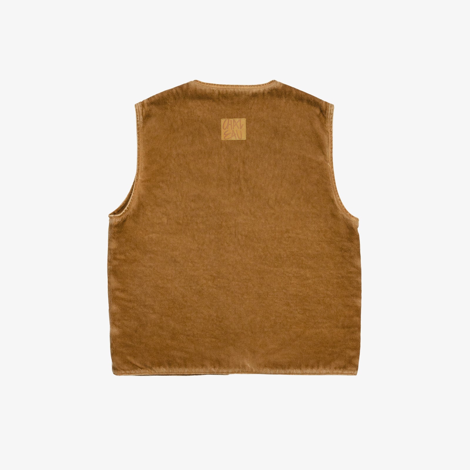 Veste carrée réversible sans manche. Face A, le dessin en plein au laser est placé sur tout le devant, le jacron, quant à lui, est posé en haut, milieu dos. La face B est habillée par le texte "ils étaient une danse" sur le dos du vêtement et sur la poche plaquée devant, côté droit au porté.
Twill 100% coton teinté (Garment dye). Surpiqûres gros fil ton sur ton. Jacron cuir embossés, personnalisés.