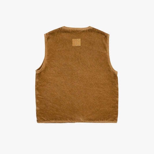 Veste carrée réversible sans manche. Face A, le dessin en plein au laser est placé sur tout le devant, le jacron, quant à lui, est posé en haut, milieu dos. La face B est habillée par le texte "ils étaient une danse" sur le dos du vêtement et sur la poche plaquée devant, côté droit au porté.
Twill 100% coton teinté (Garment dye). Surpiqûres gros fil ton sur ton. Jacron cuir embossés, personnalisés.