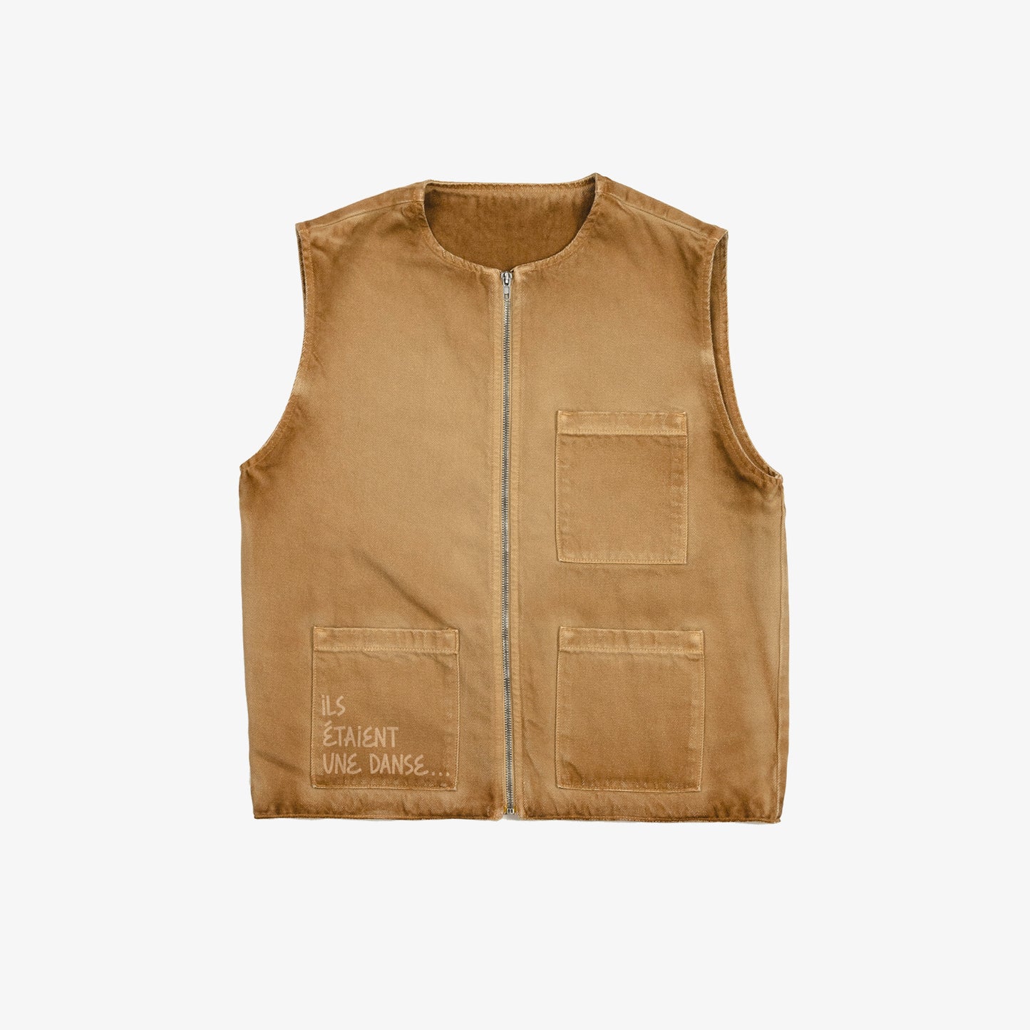 Veste carrée réversible sans manche. Face A, le dessin en plein au laser est placé sur tout le devant, le jacron, quant à lui, est posé en haut, milieu dos. La face B est habillée par le texte "ils étaient une danse" sur le dos du vêtement et sur la poche plaquée devant, côté droit au porté.
Twill 100% coton teinté (Garment dye). Surpiqûres gros fil ton sur ton. Jacron cuir embossés, personnalisés.